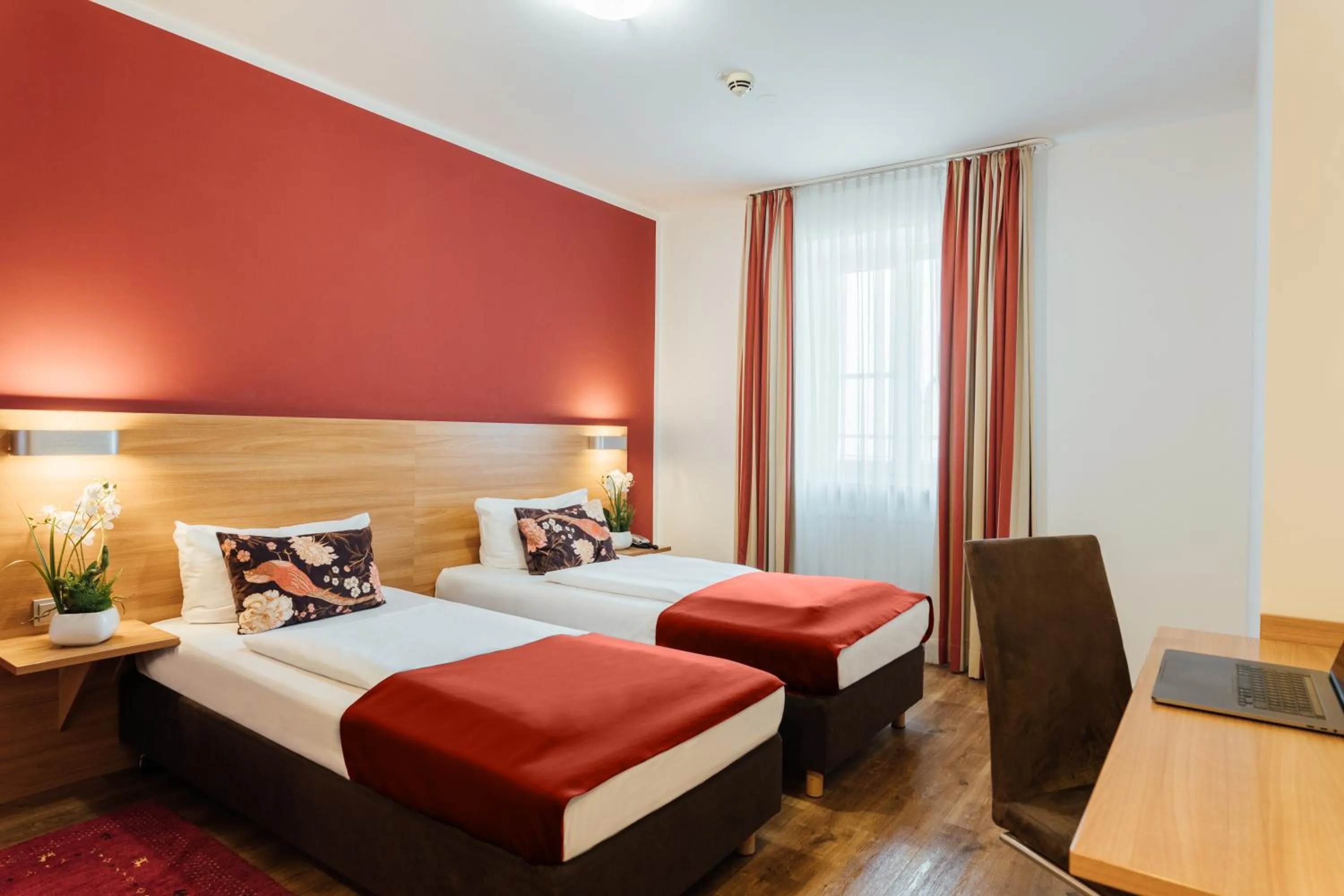 Photo of the whole room, Bed in Hotel Andra München