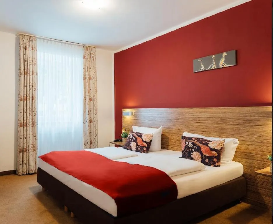 Photo of the whole room, Bed in Hotel Andra München