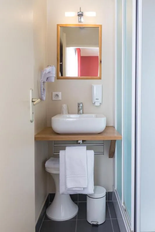 Bathroom in Brit Hotel Terminus