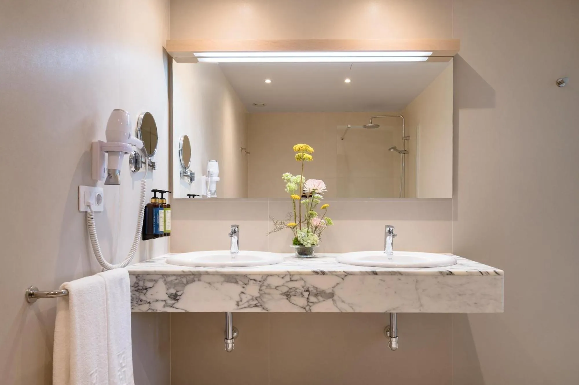 Photo of the whole room in Plus Fariones Suite Hotel