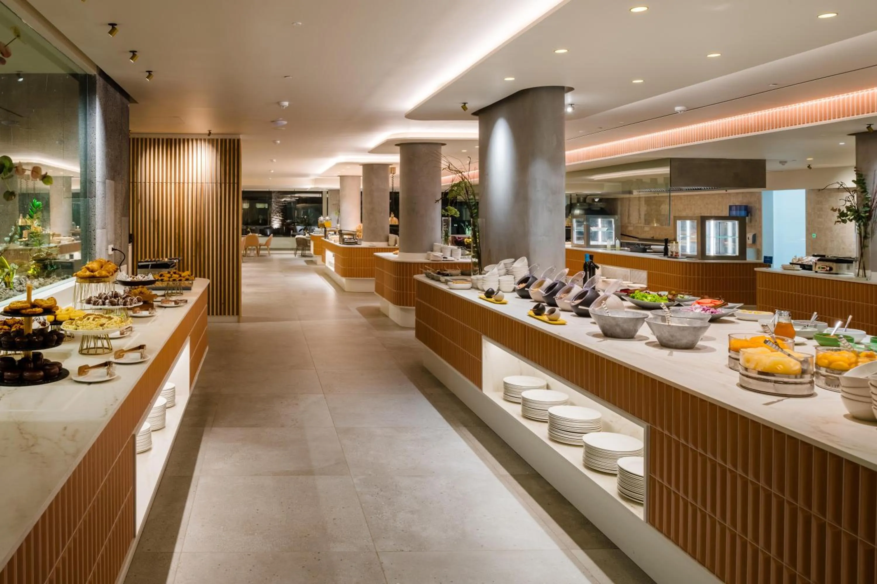 Restaurant/places to eat in Plus Fariones Suite Hotel