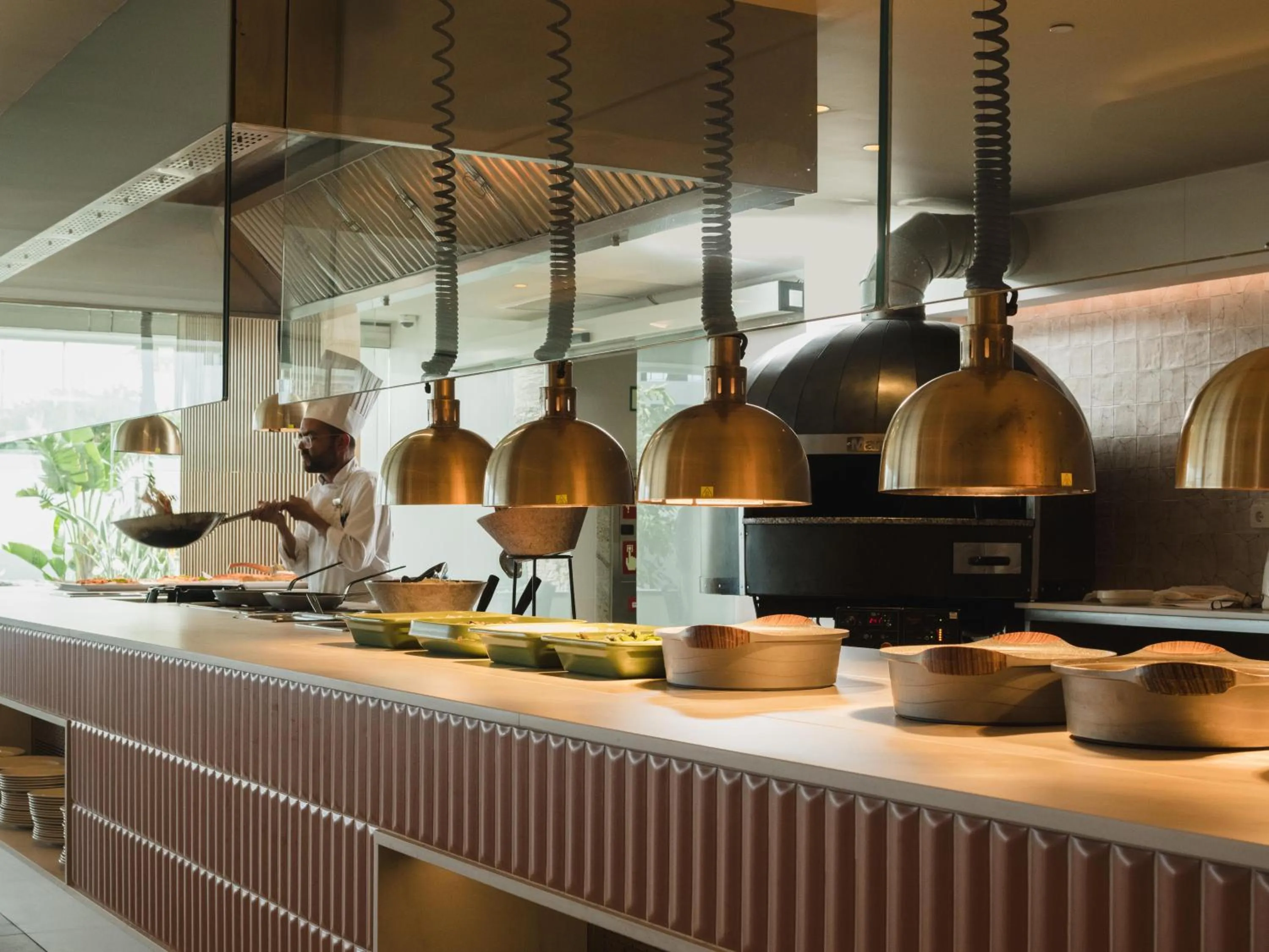 Restaurant/places to eat in Plus Fariones Suite Hotel