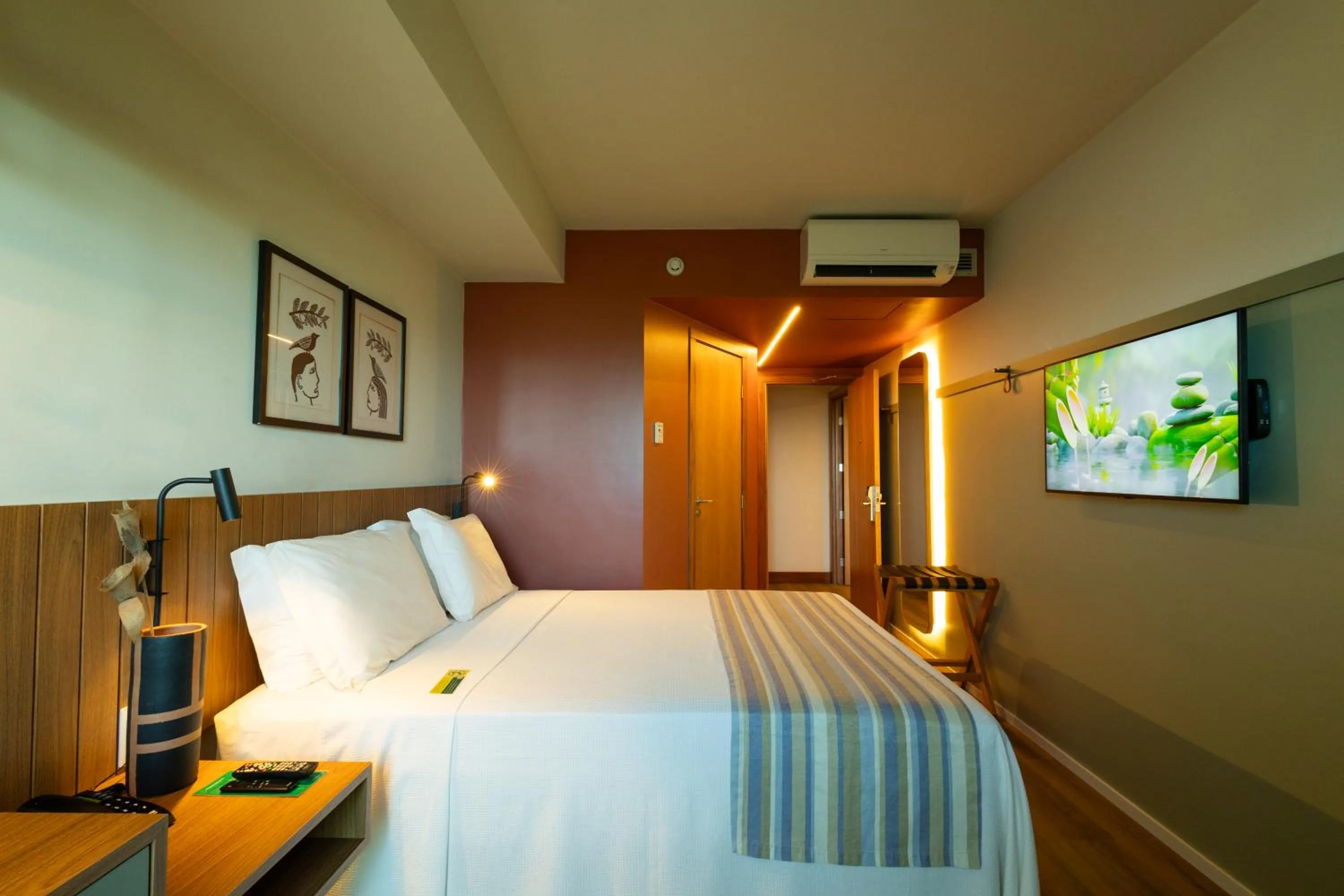 Bed in Verdegreen Hotel