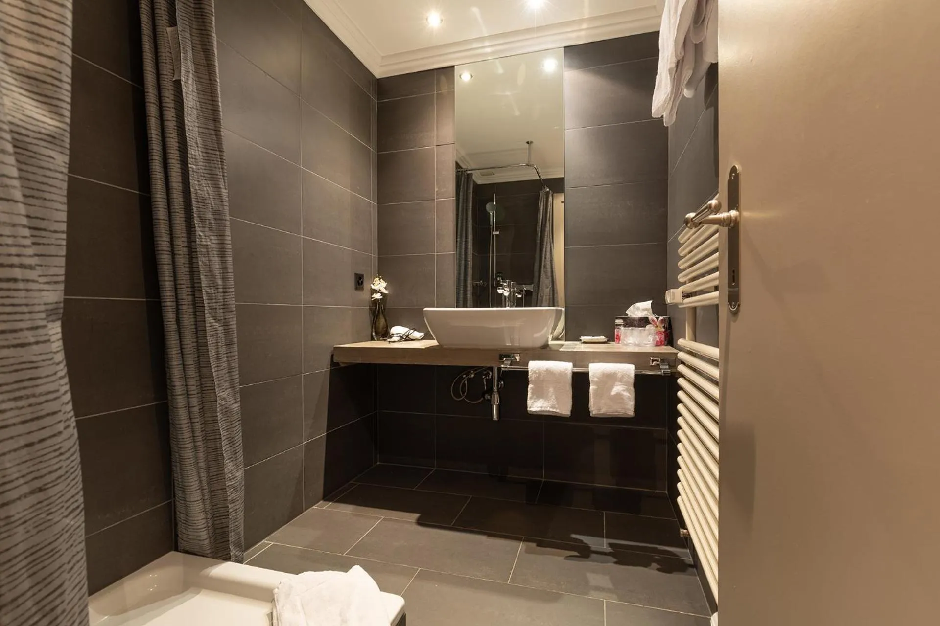 Shower in Hotel Central, SPA & LOUNGE BAR