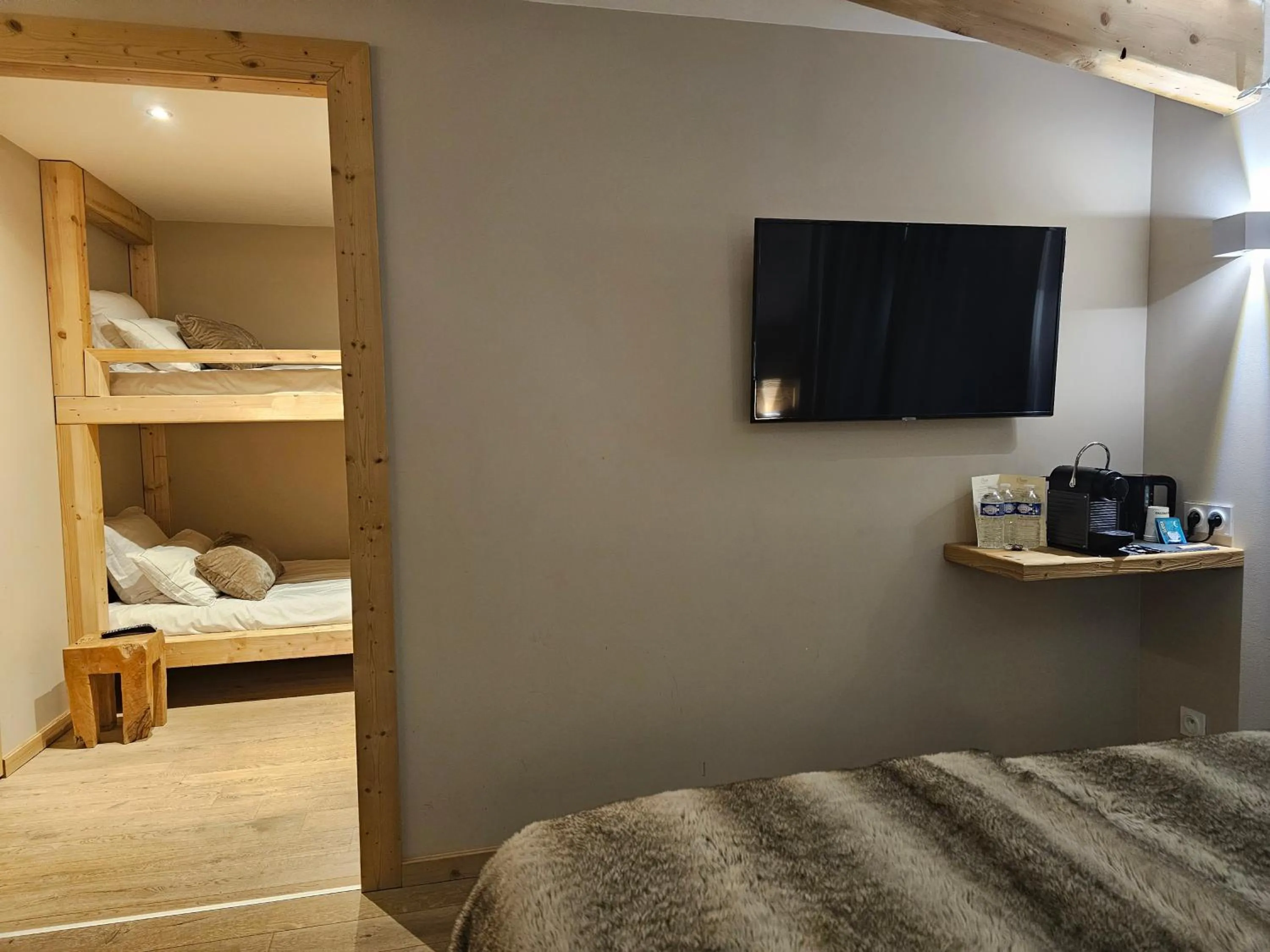 Photo of the whole room, Bed in Hotel Les Flocons