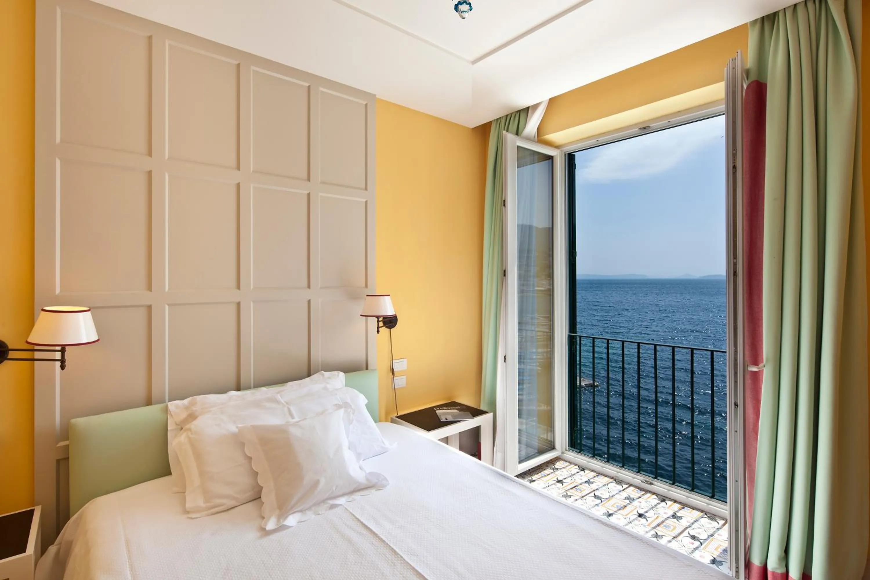 Sea view, Bed in Regina Isabella-Resort Spa Restaurant
