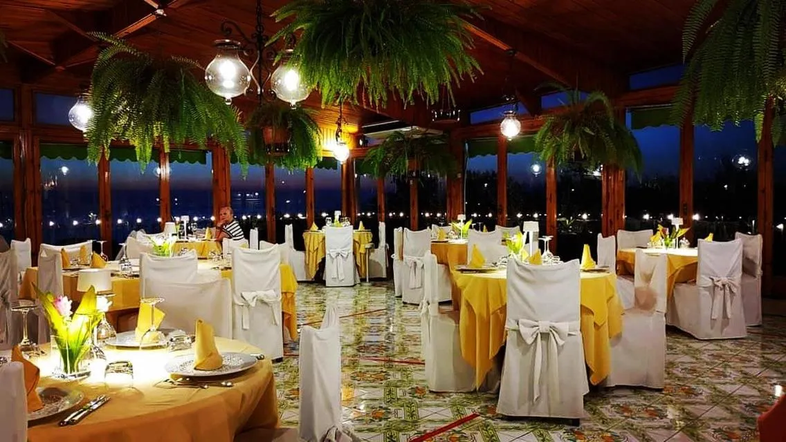 Restaurant/places to eat in Hotel Villa Pina Antico Francischiello