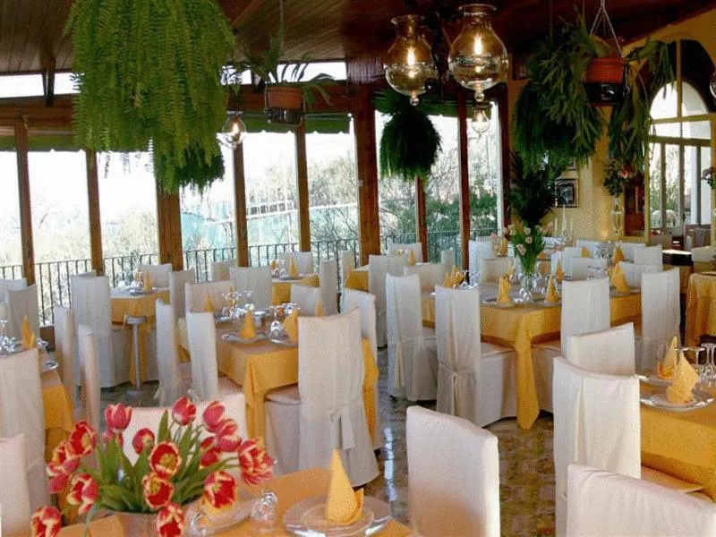 Restaurant/places to eat in Hotel Villa Pina Antico Francischiello