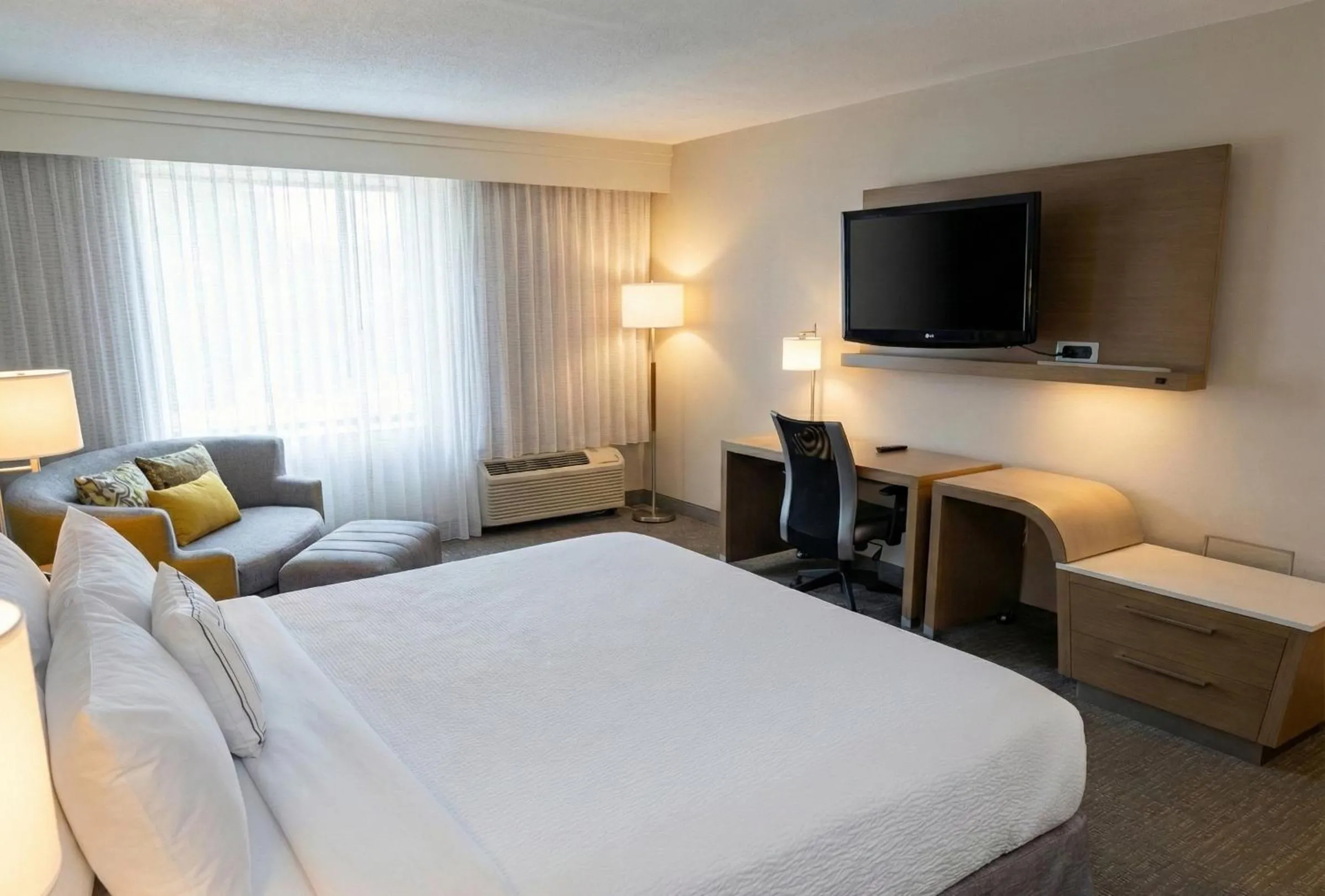 TV and multimedia, Bed in Country Inn & Suites by Radisson, Brown Deer - Milwaukee North
