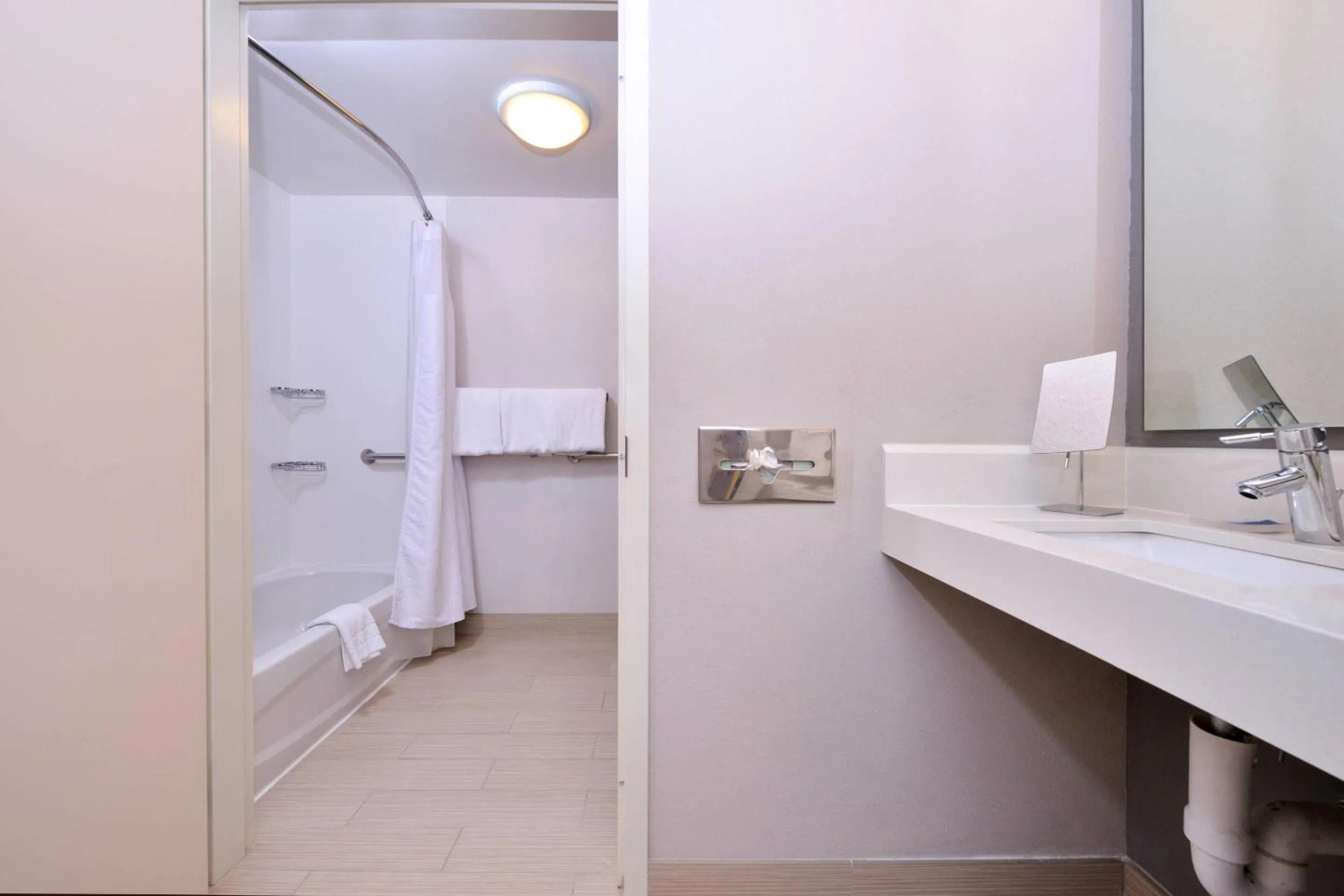 Bedroom in Country Inn & Suites by Radisson, Brown Deer - Milwaukee North