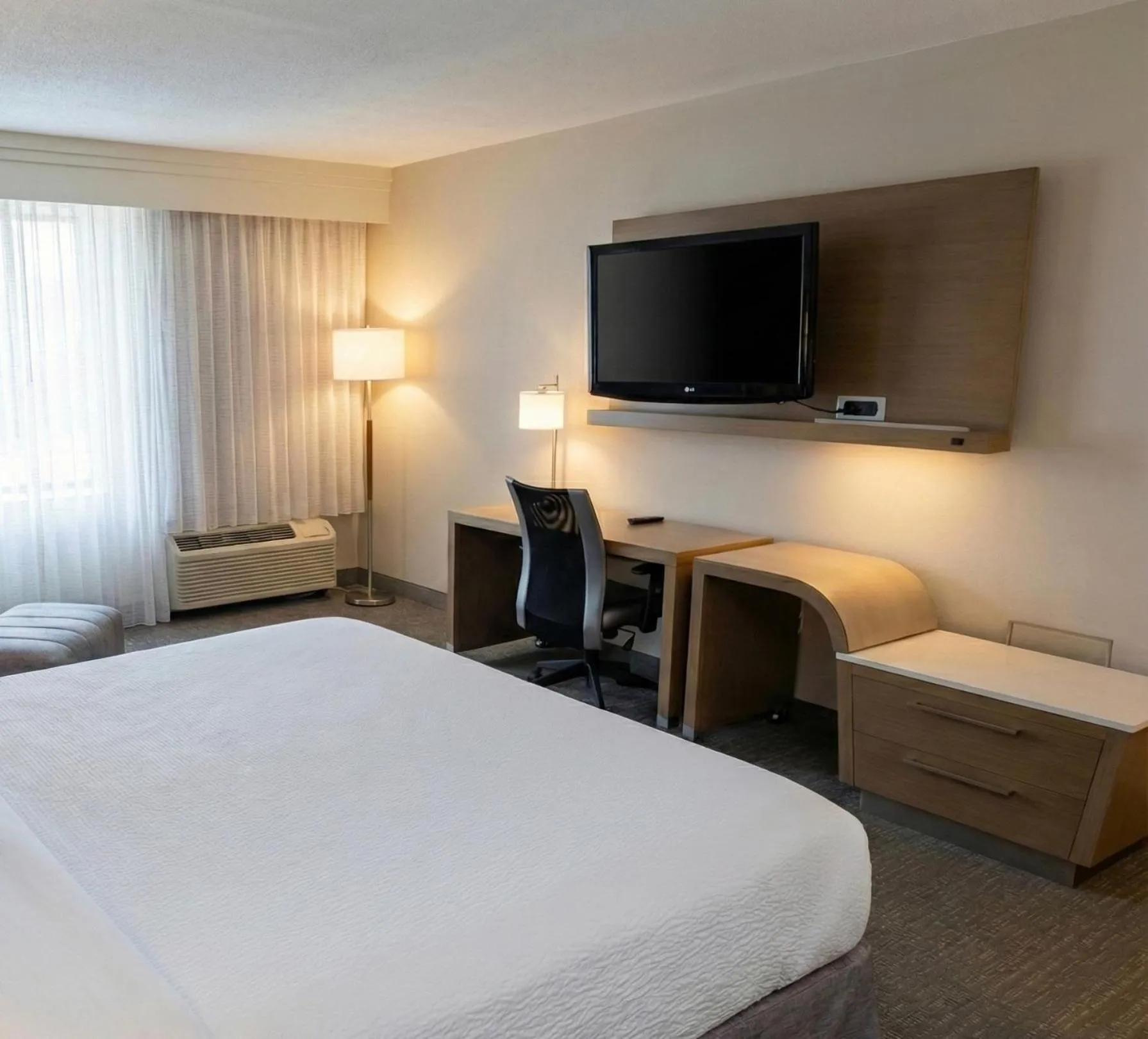 Bed in Country Inn & Suites by Radisson, Brown Deer - Milwaukee North