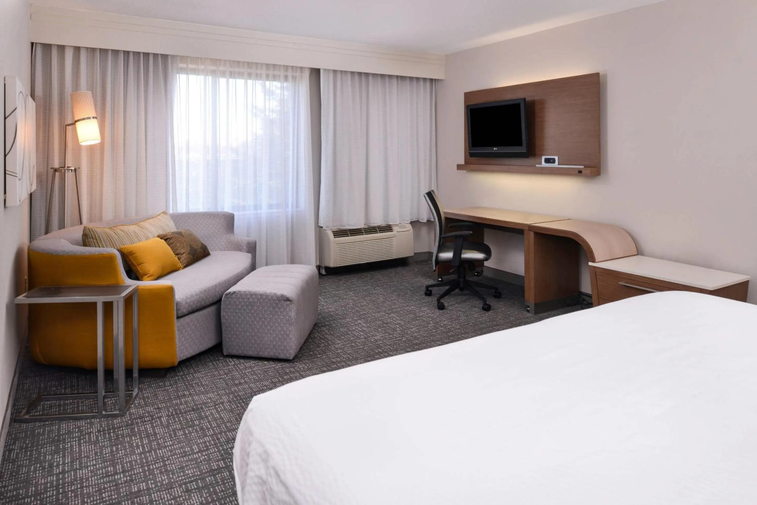 Bedroom, Bed in Country Inn & Suites by Radisson, Brown Deer - Milwaukee North