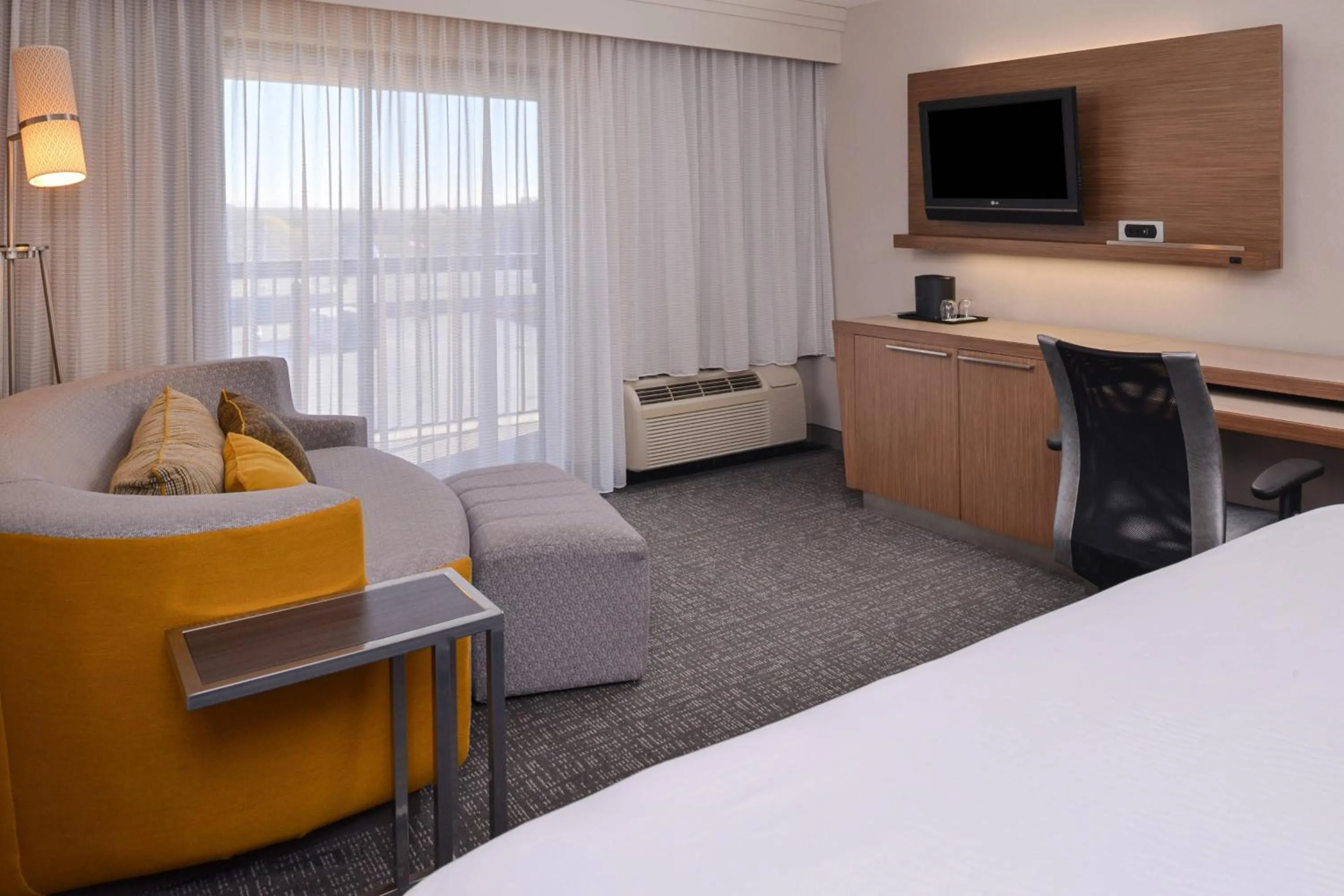 Photo of the whole room, Bed in Courtyard by Marriott Milwaukee North/Brown Deer