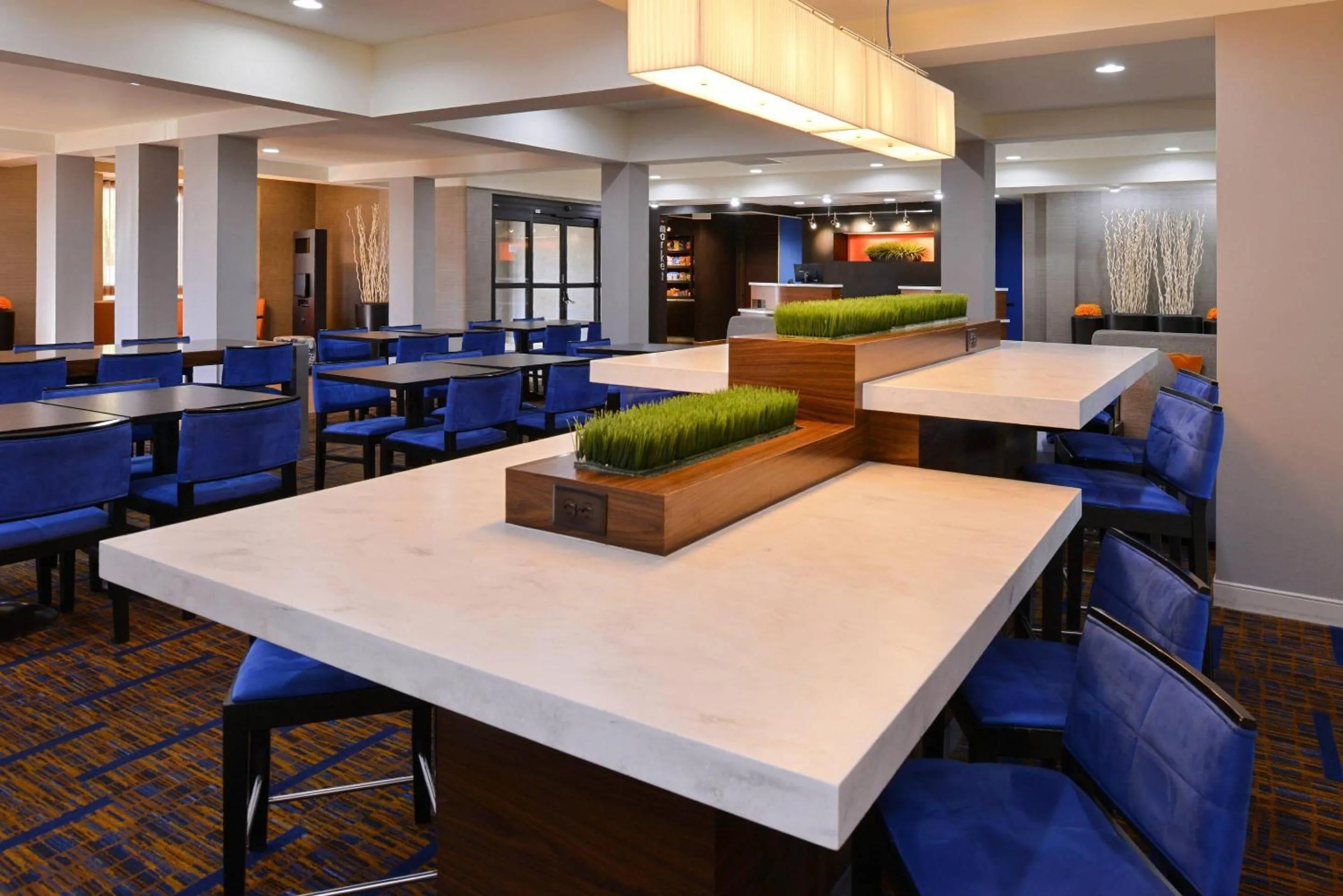 Breakfast in Country Inn & Suites by Radisson, Brown Deer - Milwaukee North