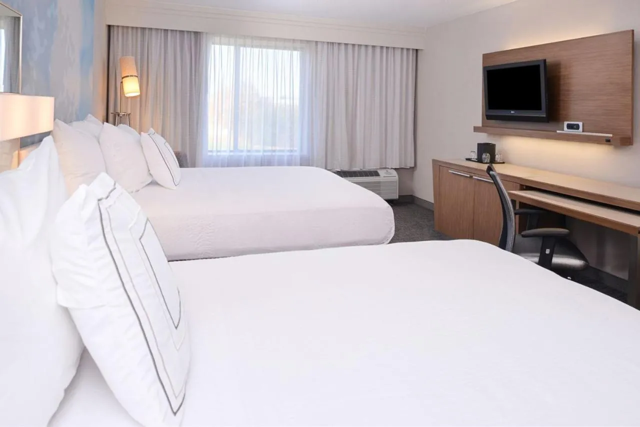 Bed in Country Inn & Suites by Radisson, Brown Deer - Milwaukee North