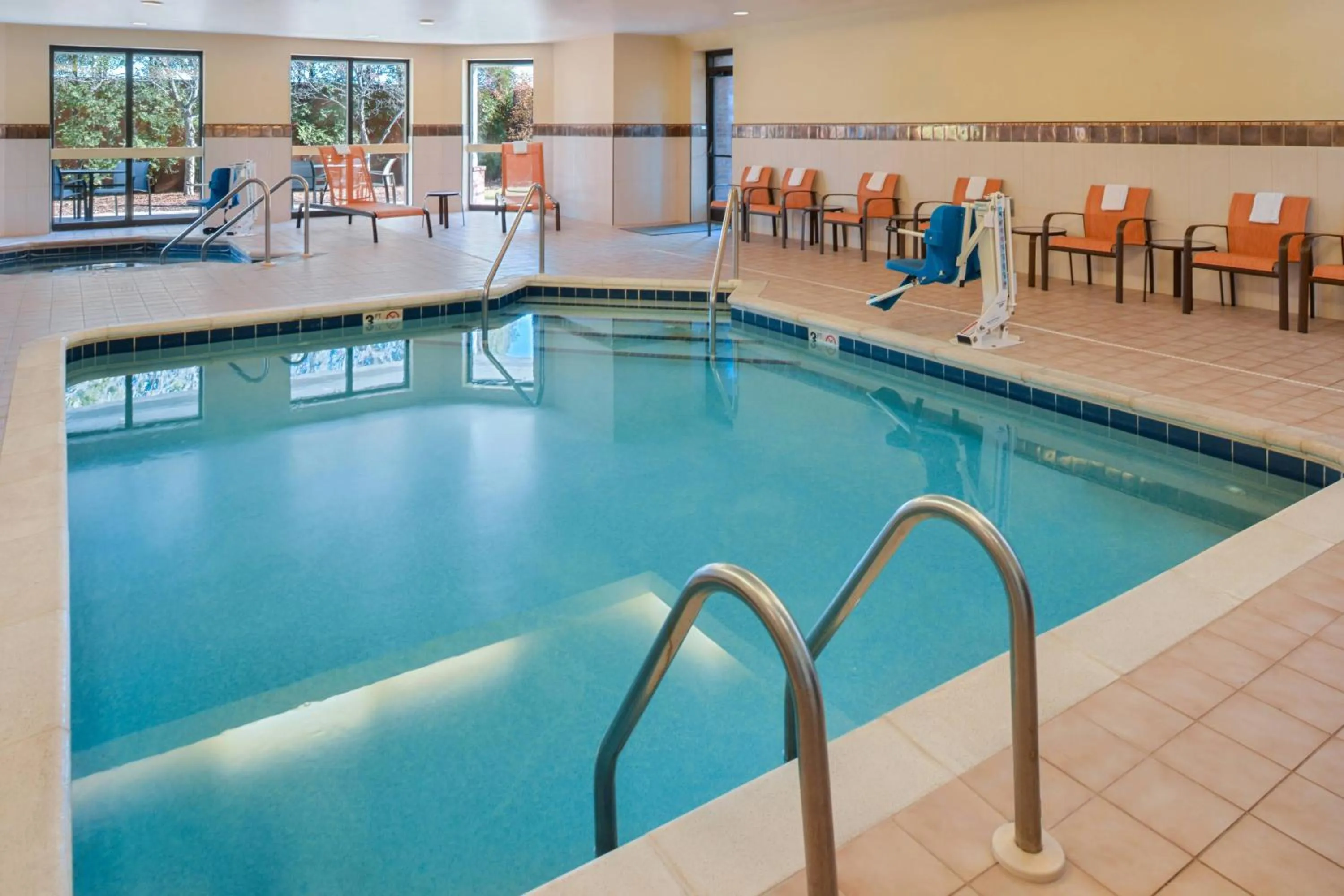 Swimming pool in Courtyard by Marriott Milwaukee North/Brown Deer