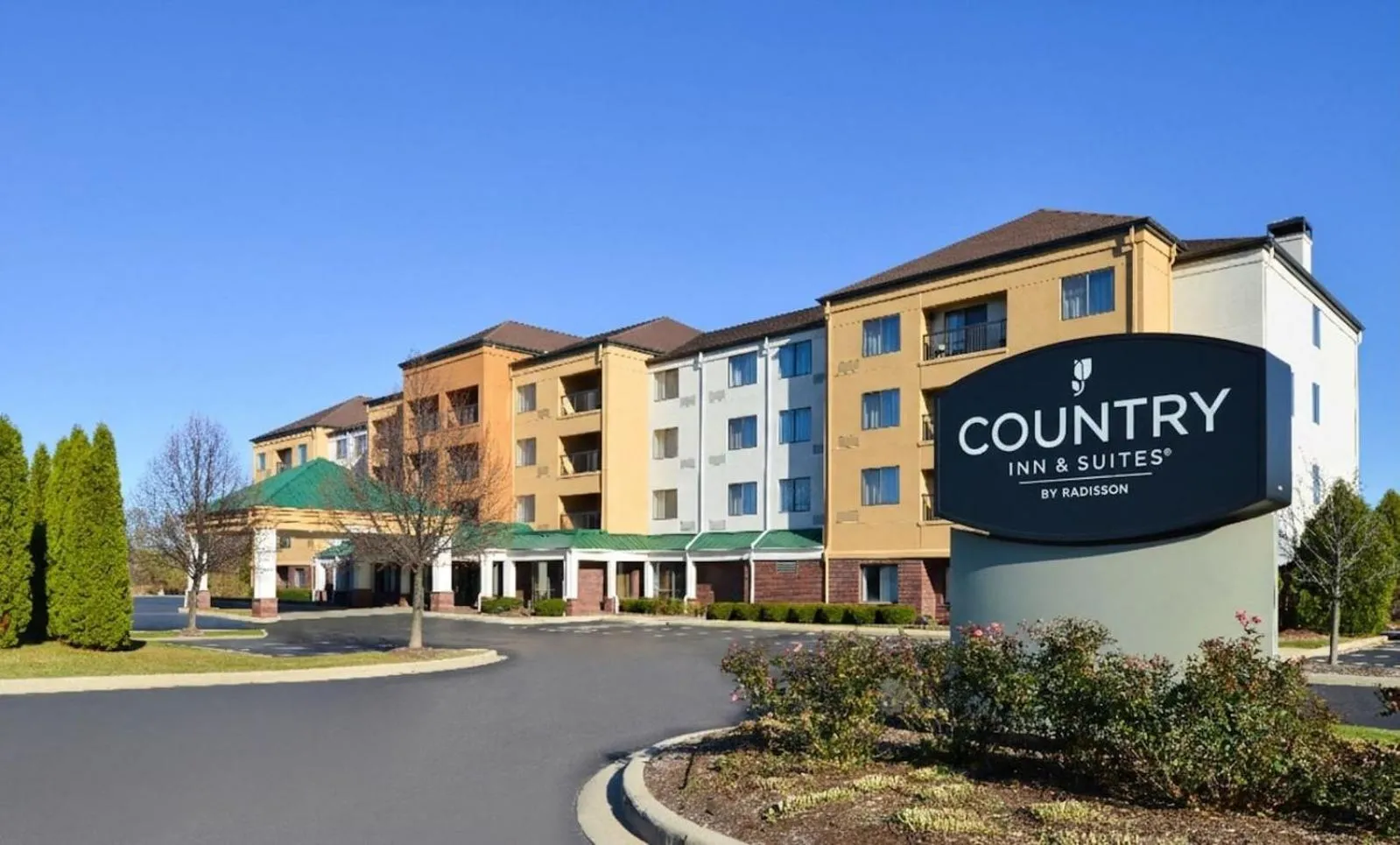 Property building in Country Inn & Suites by Radisson, Brown Deer - Milwaukee North