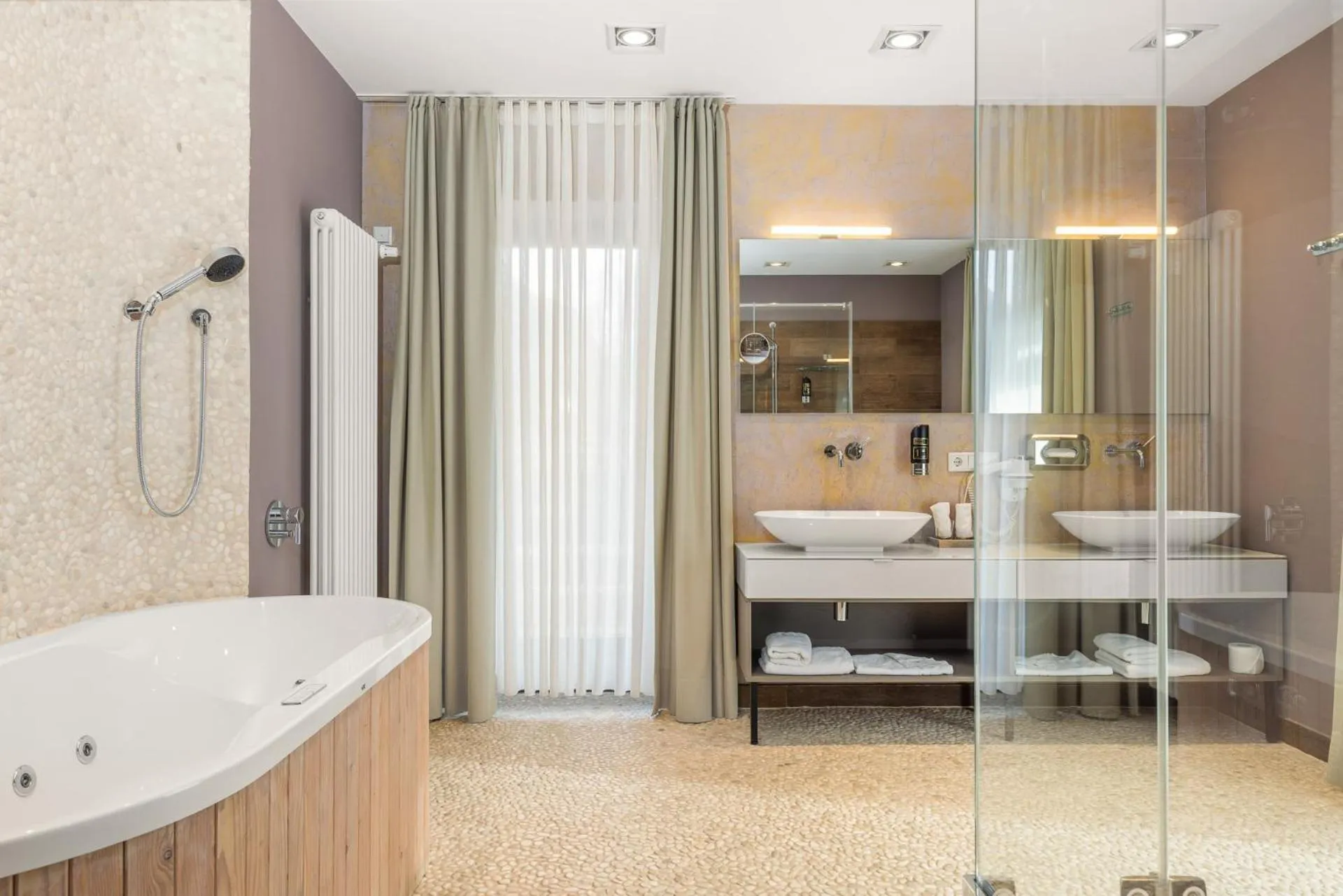 Bathroom in Hotel Villa Lago