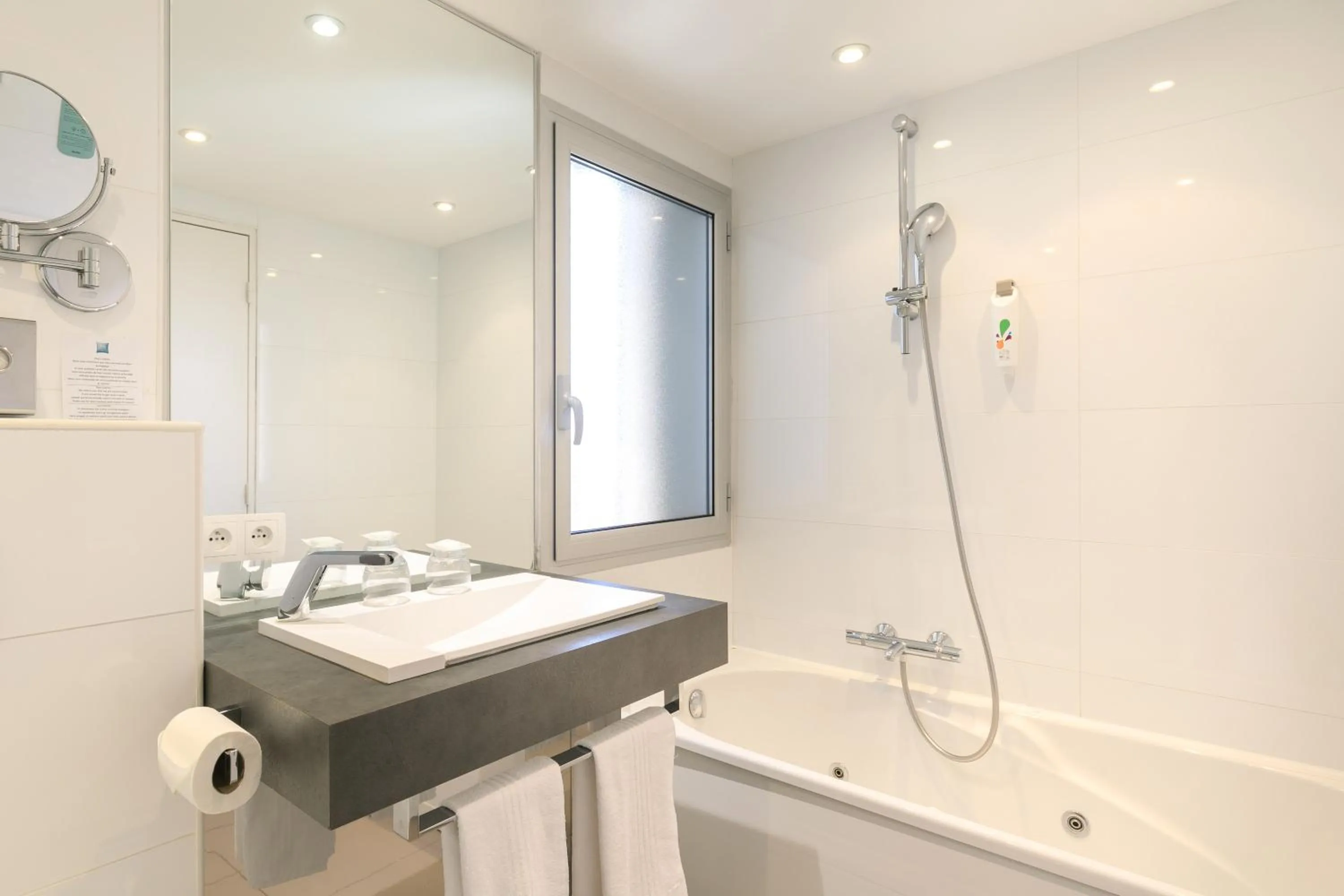 Hot Spring Bath in Ibis Styles Menton Centre