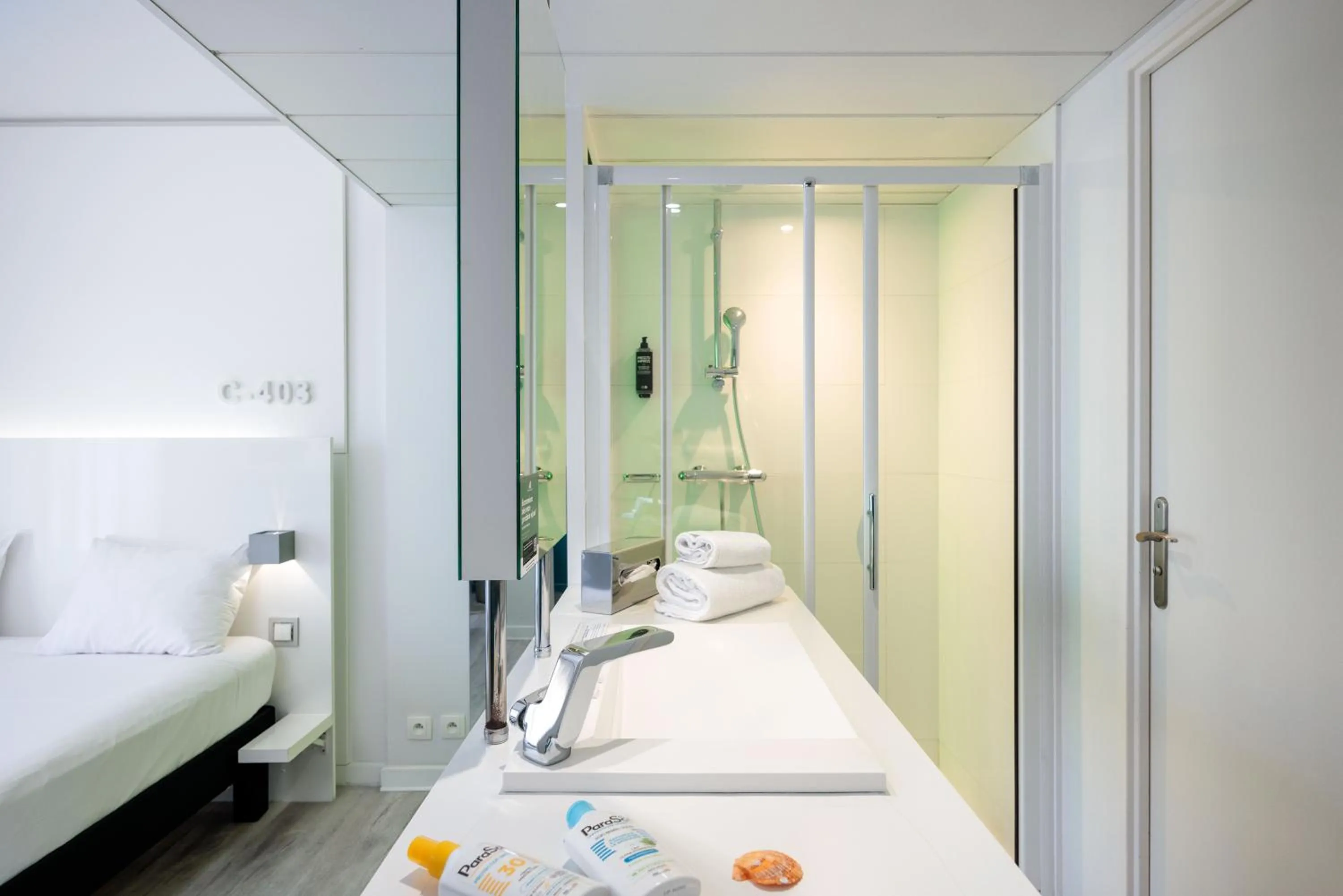 Bathroom, Bed in Ibis Styles Menton Centre