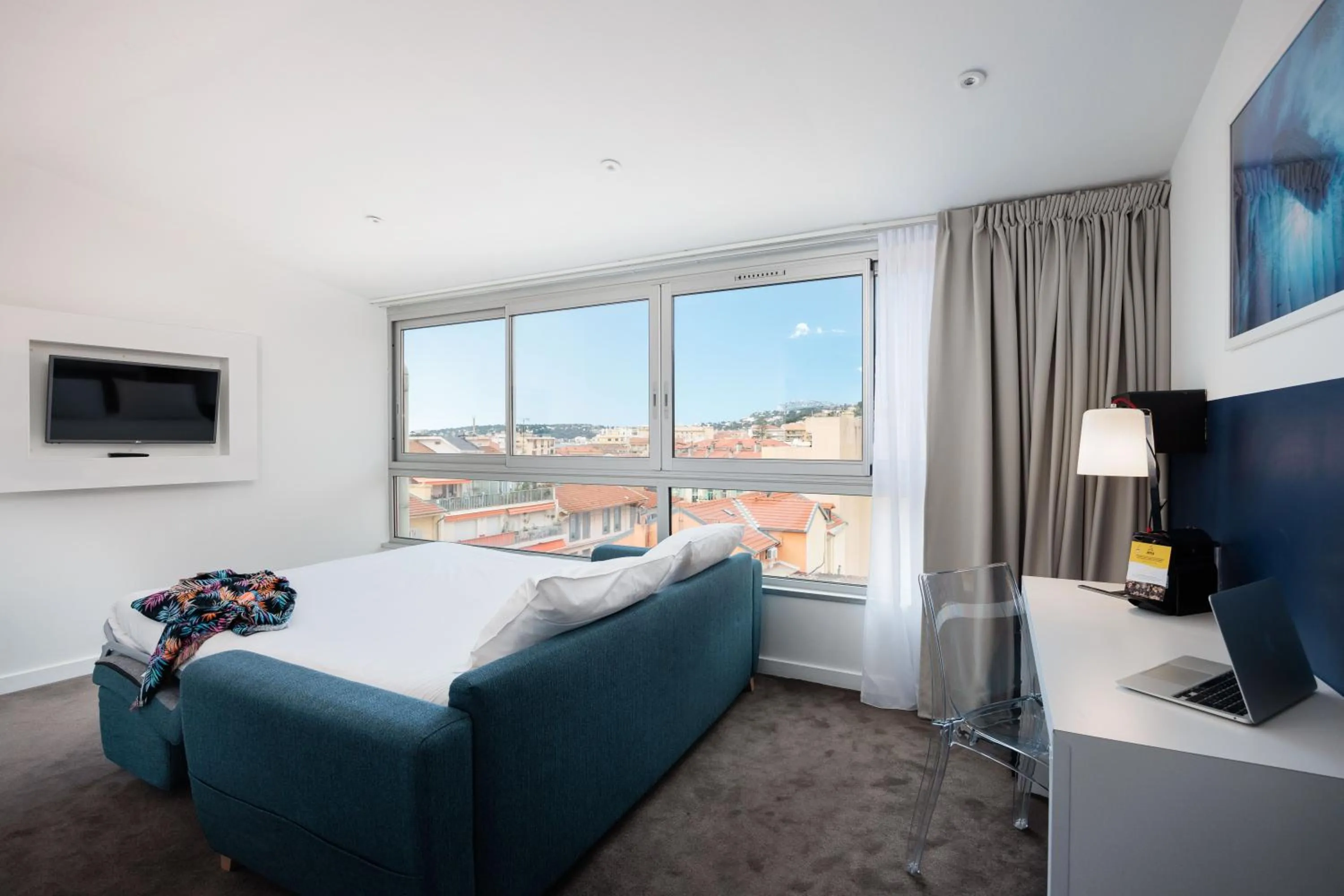 Living room, Bed in Ibis Styles Menton Centre