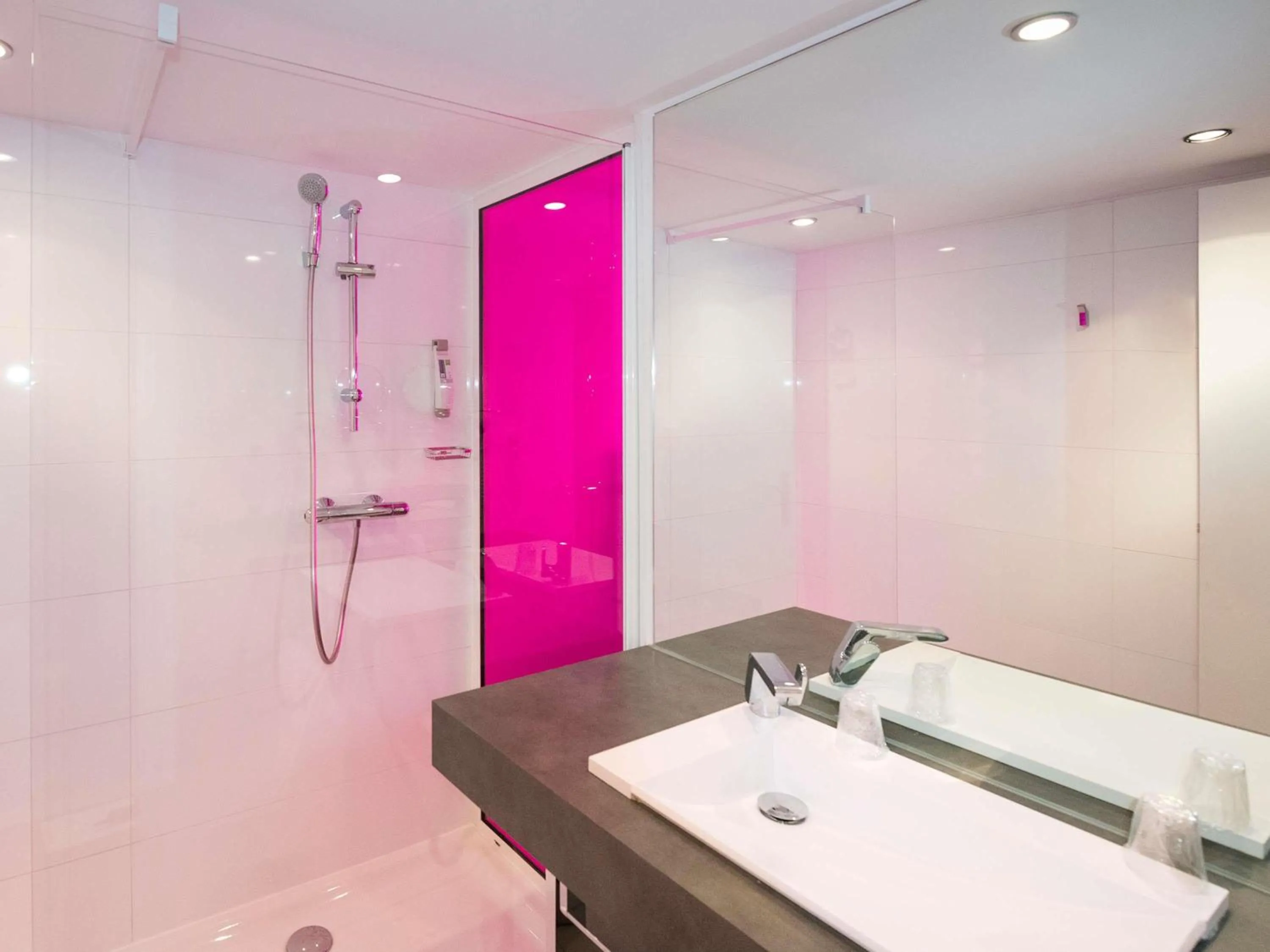 Bedroom in Ibis Styles Menton Centre