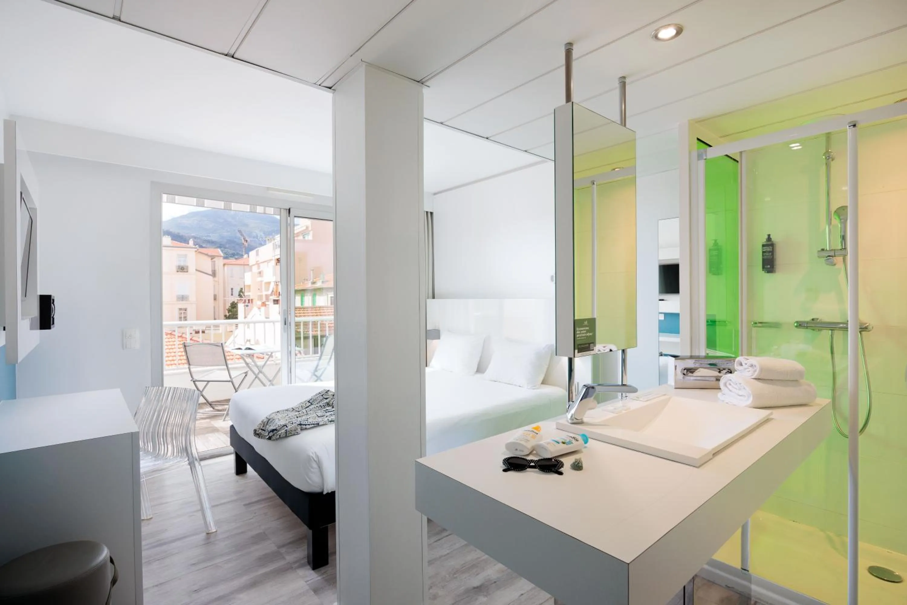 Photo of the whole room in Ibis Styles Menton Centre