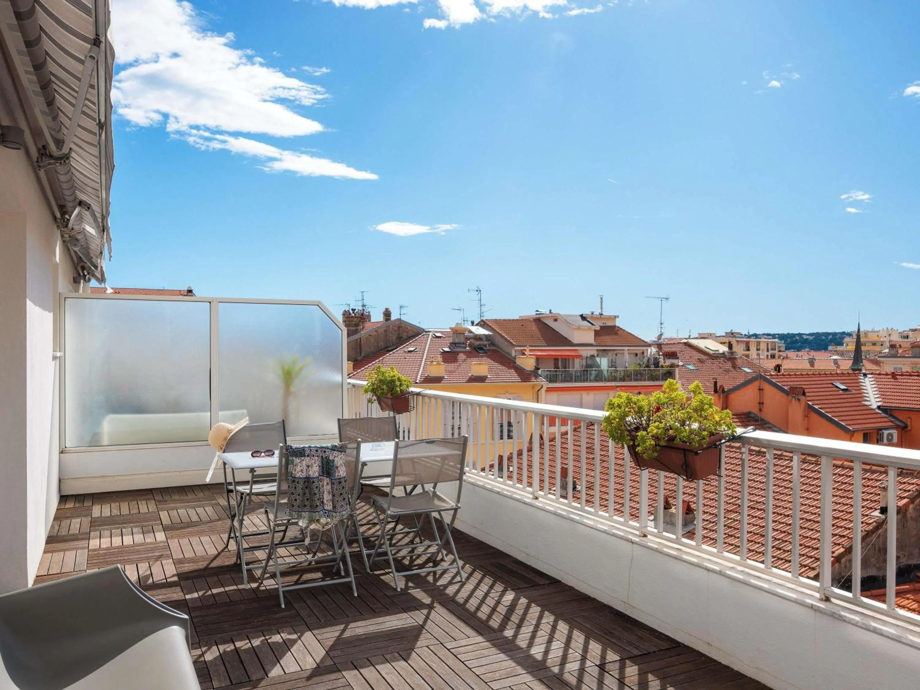 Bedroom in Ibis Styles Menton Centre