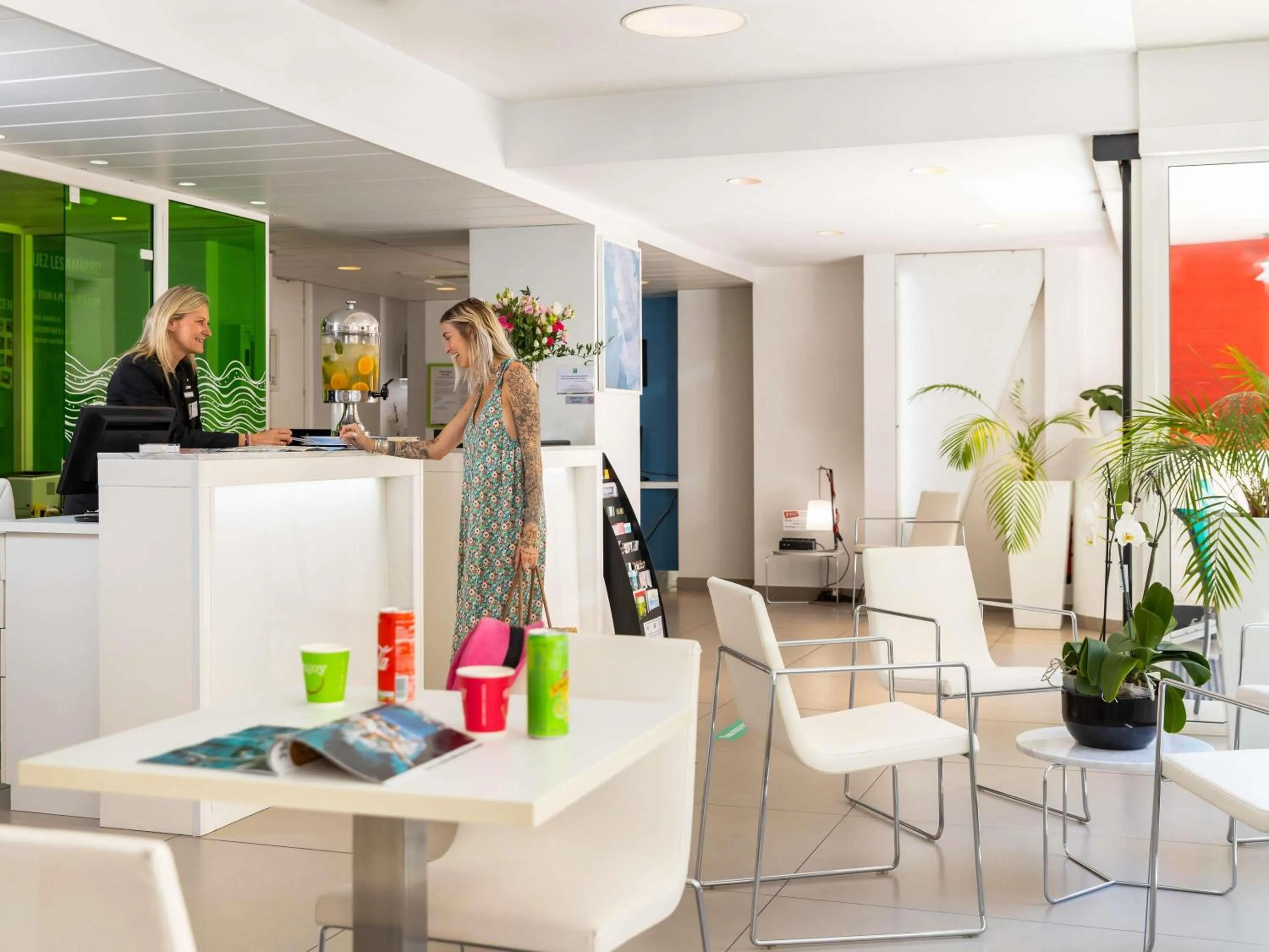 Lounge or bar in Ibis Styles Menton Centre