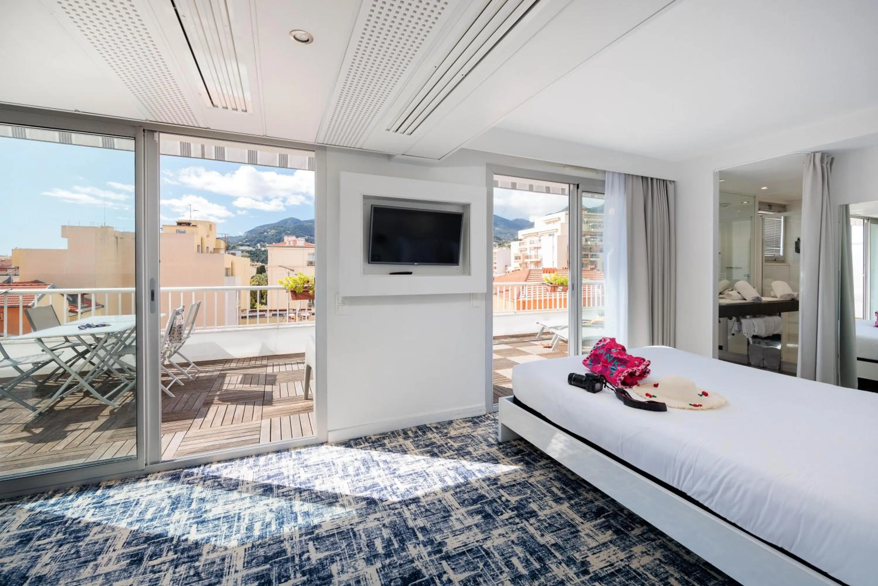 Balcony/Terrace, Bed in Ibis Styles Menton Centre