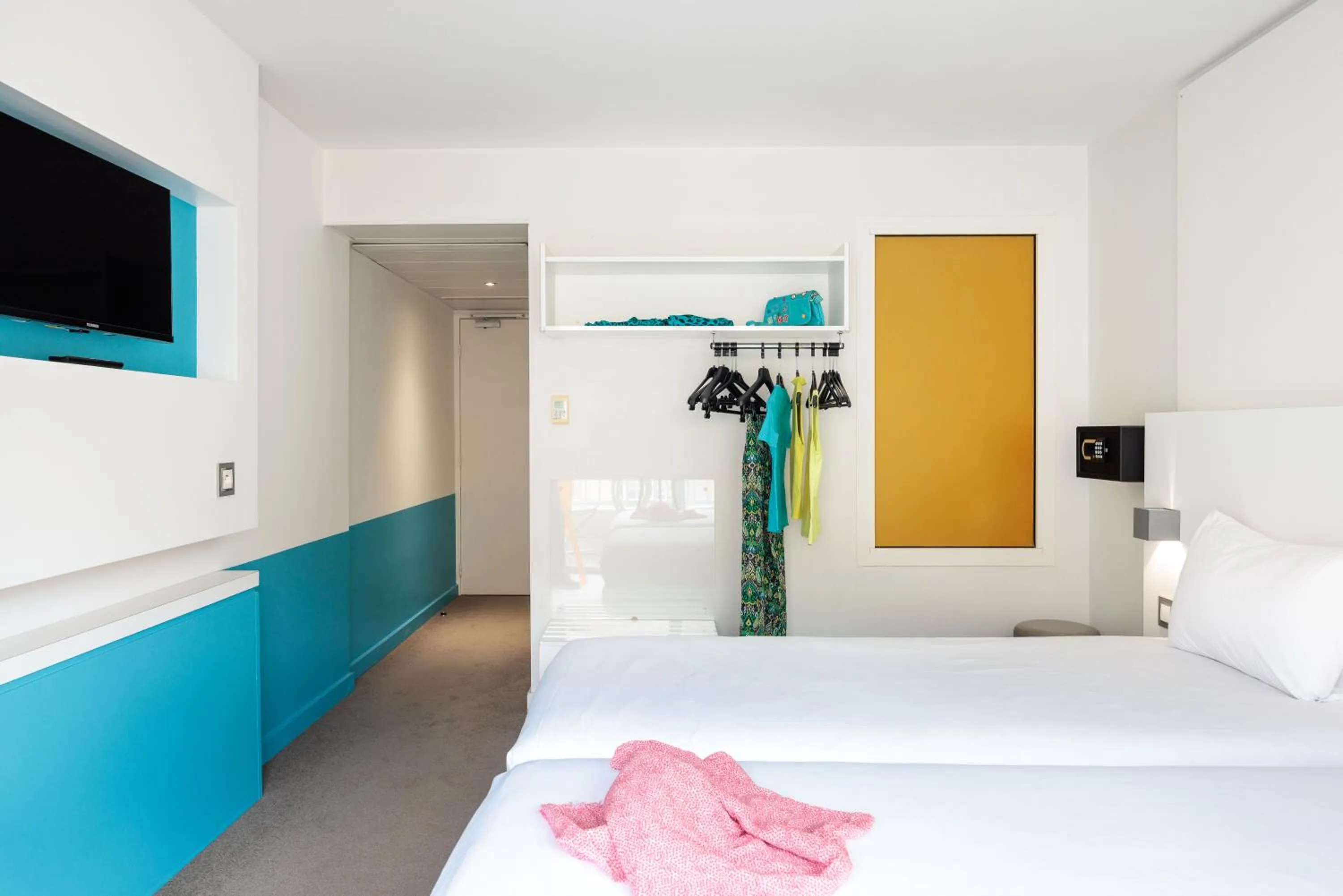 Photo of the whole room, Bed in Ibis Styles Menton Centre
