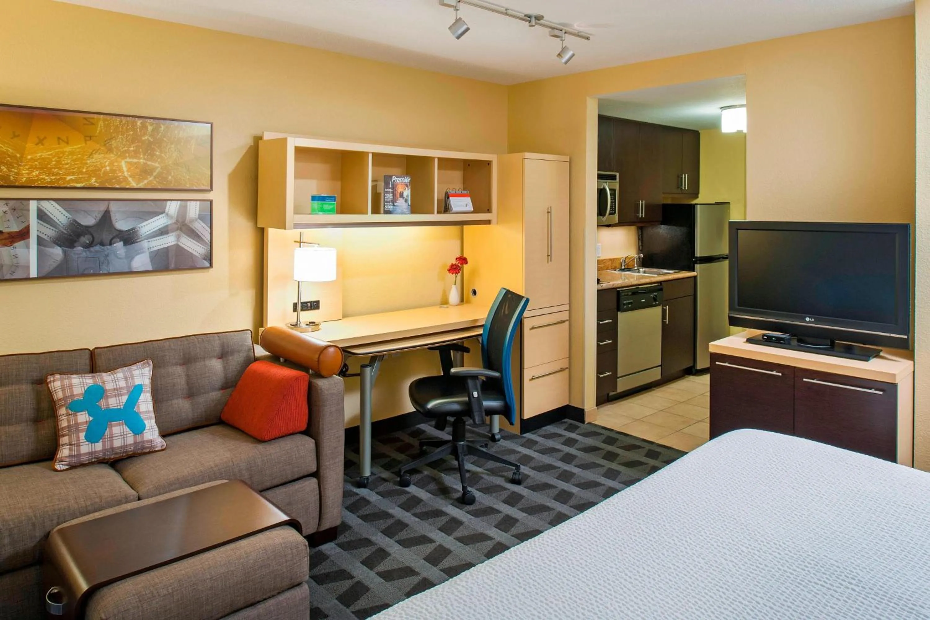 Photo of the whole room, Bed in TownePlace Suites by Marriott Bethlehem Easton/Lehigh Valley