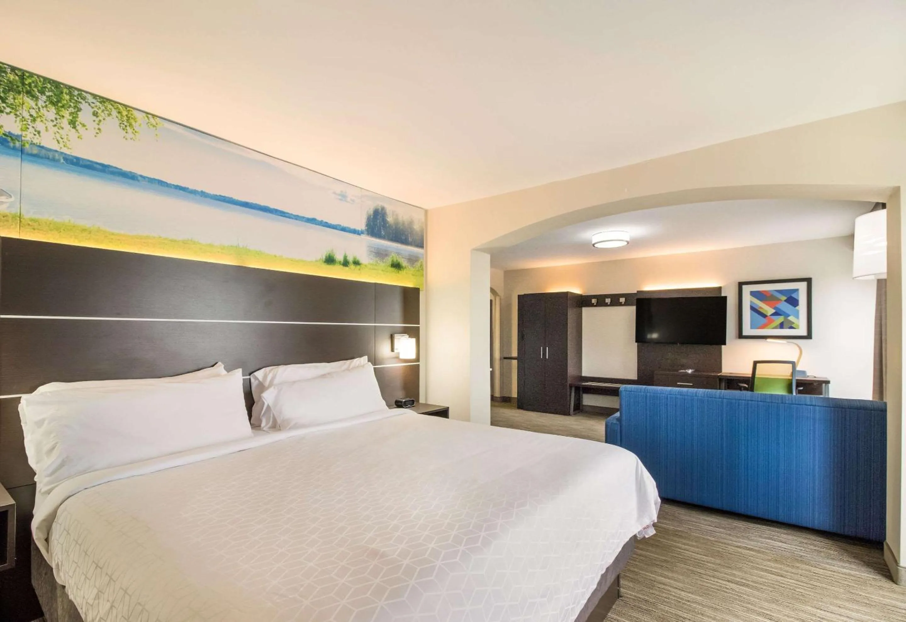 Photo of the whole room, Bed in Clarion Pointe New Bern