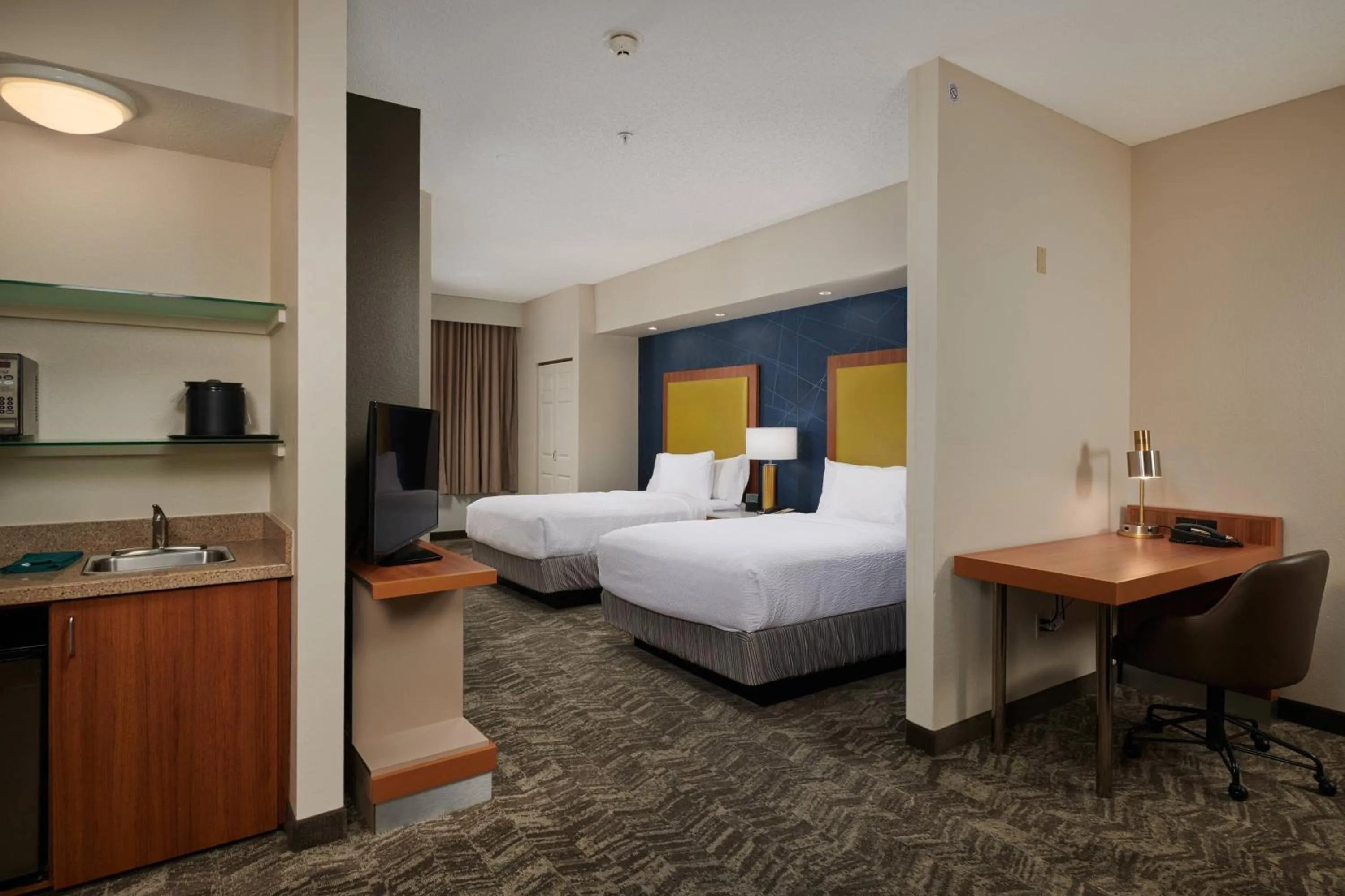 Photo of the whole room, Bed in SpringHill Suites by Marriott Baton Rouge North / Airport