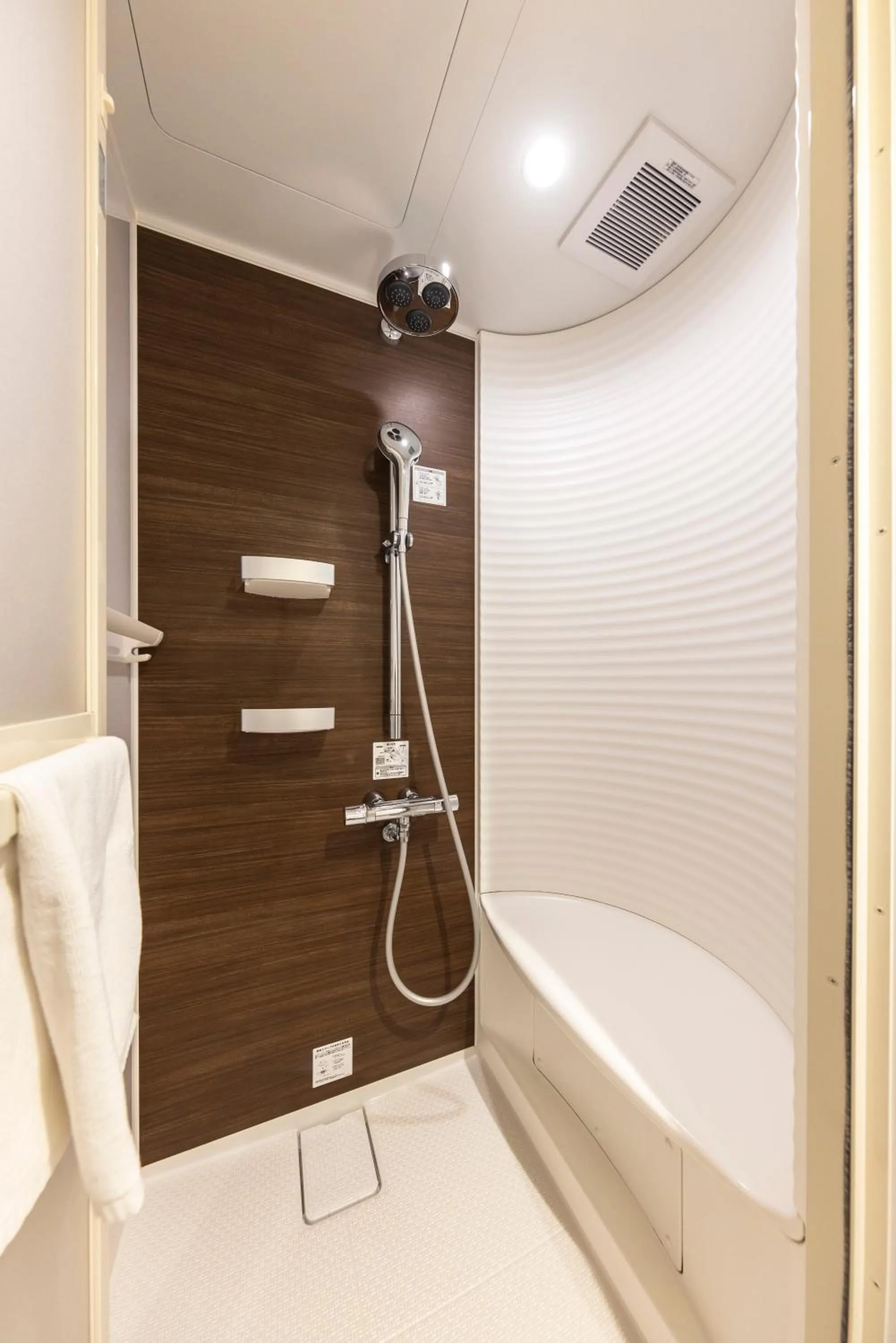 Shower in WeBase KAMAKURA