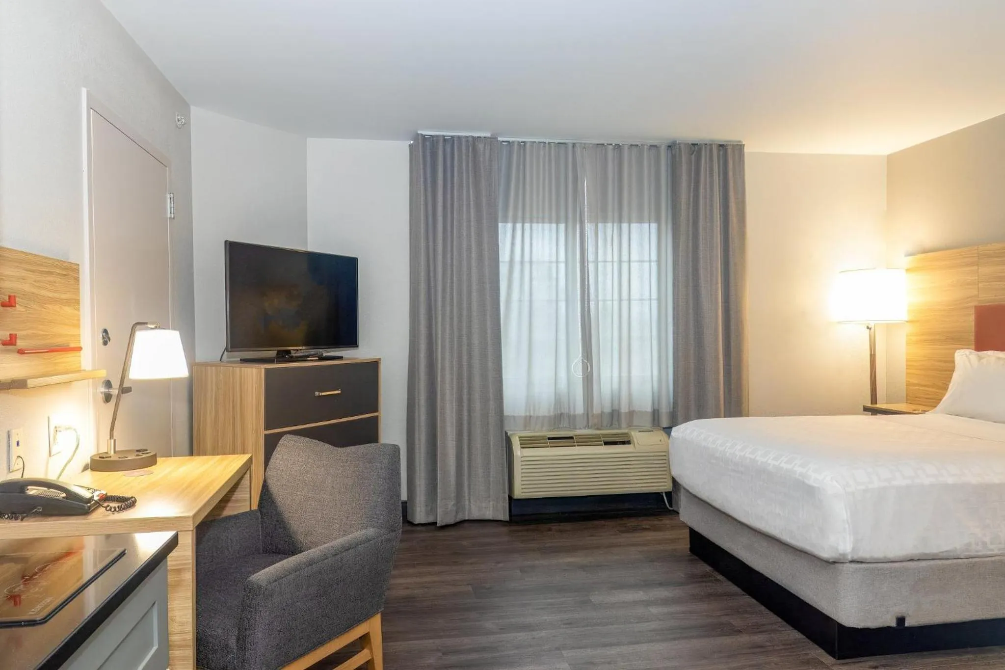 Photo of the whole room, Bed in Candlewood Suites New Bern by IHG