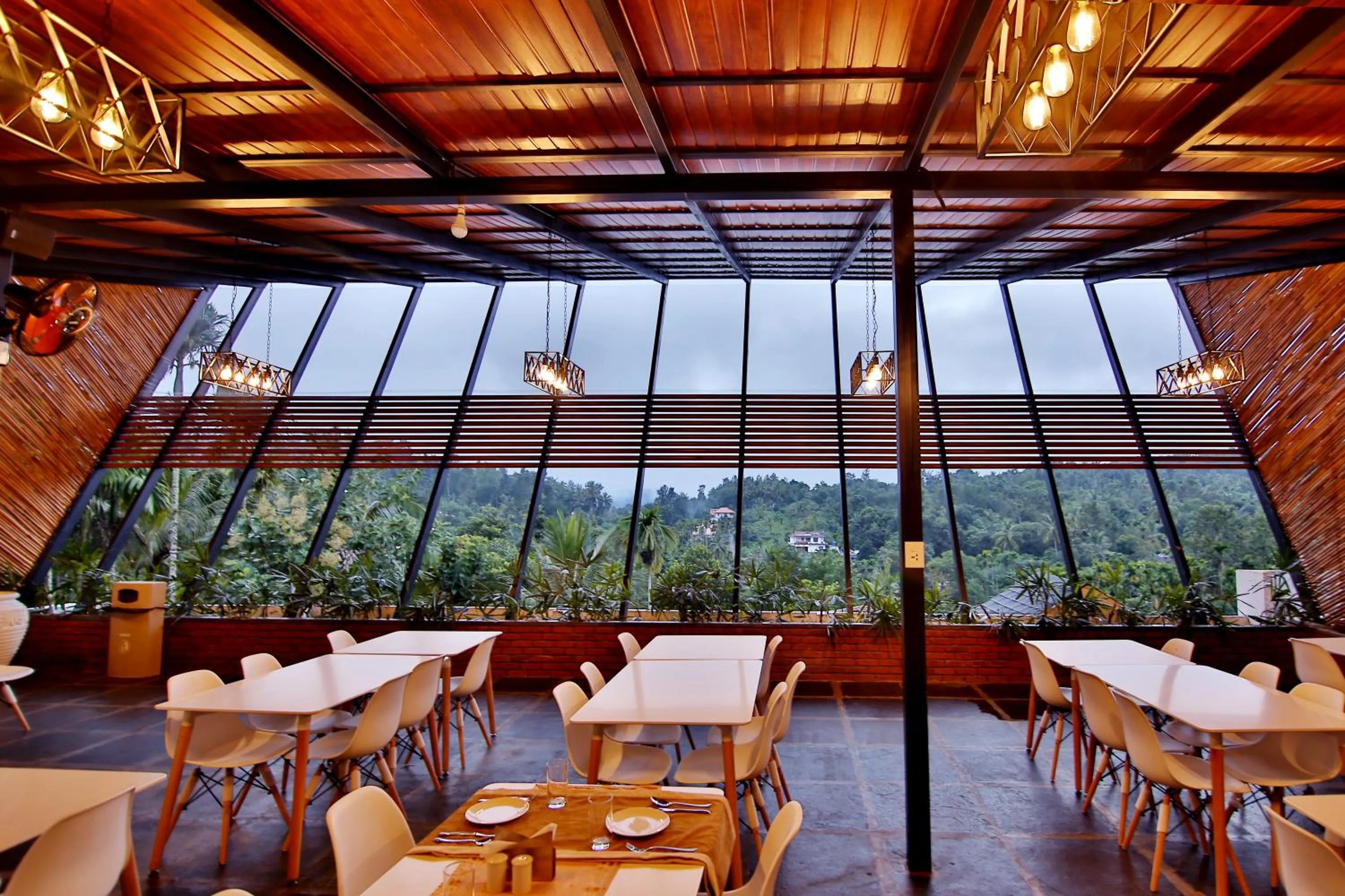 Restaurant/places to eat in Le Villagio Resort & Domes