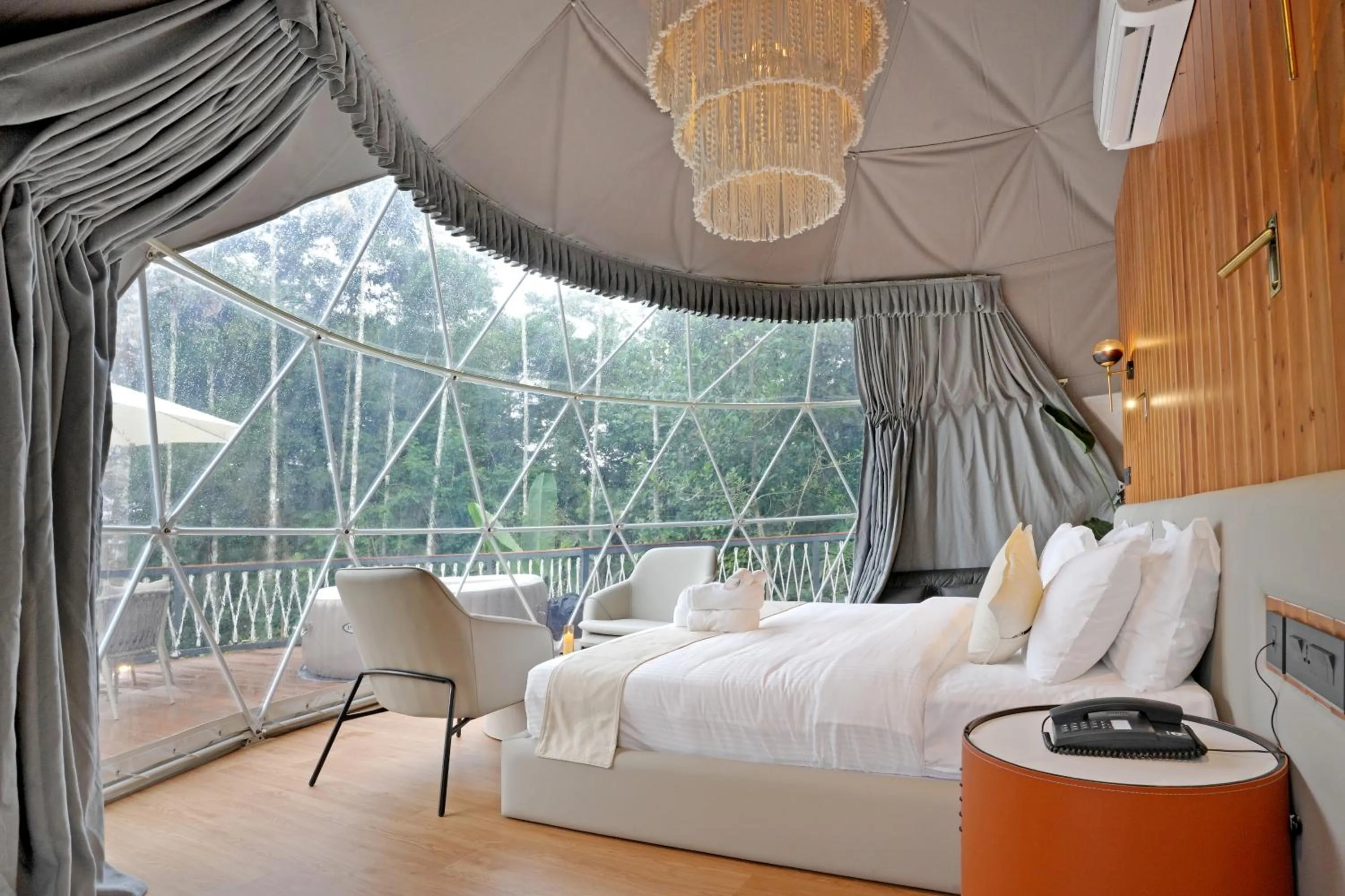 Living room, Bed in Le Villagio Resort & Domes