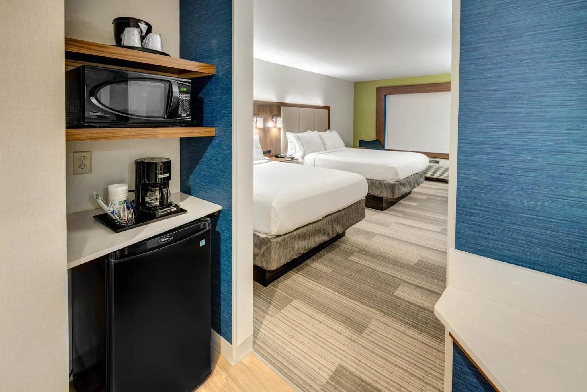 Photo of the whole room, Bed in Holiday Inn Express Woodbridge by IHG