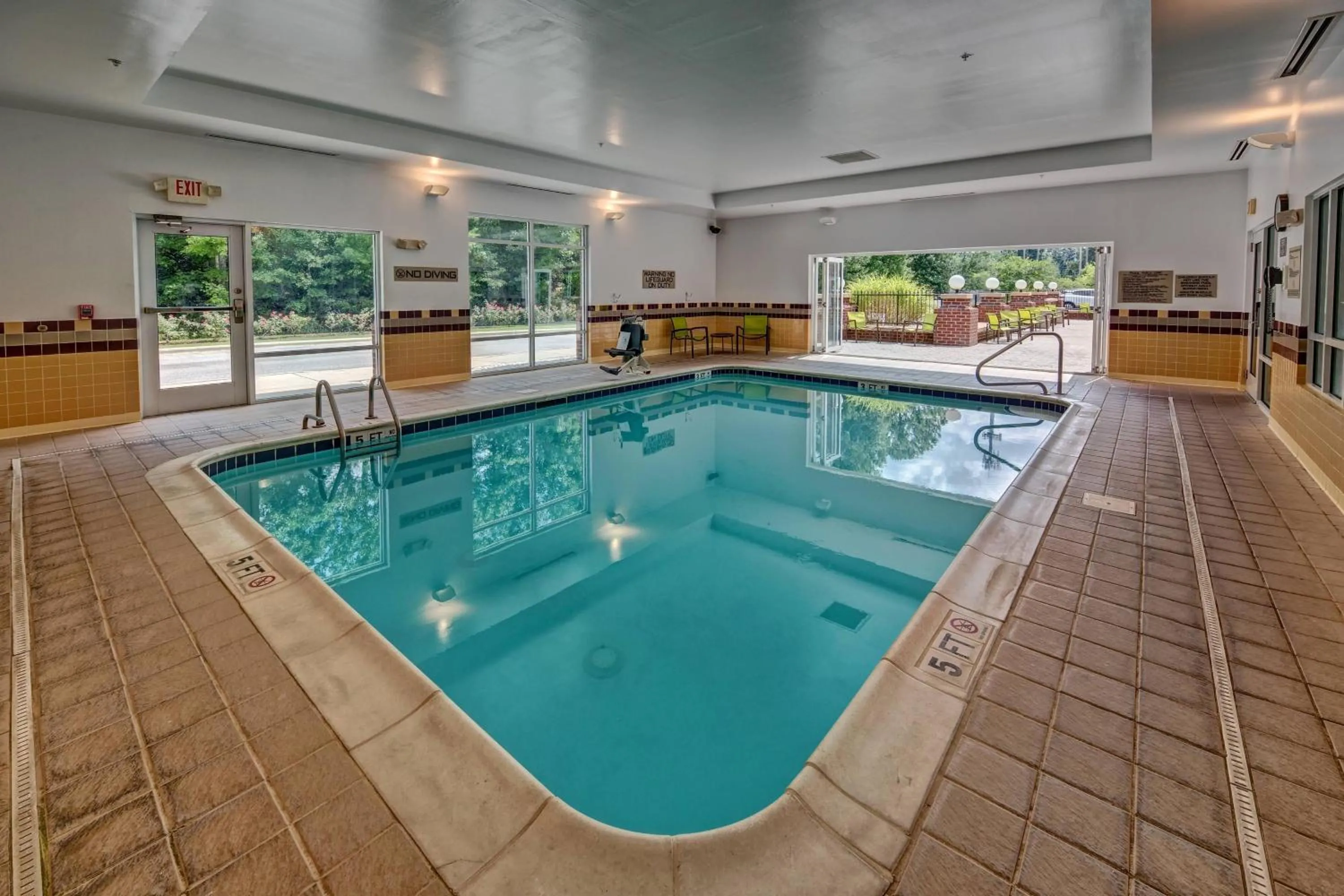 Swimming pool in SpringHill Suites by Marriott New Bern