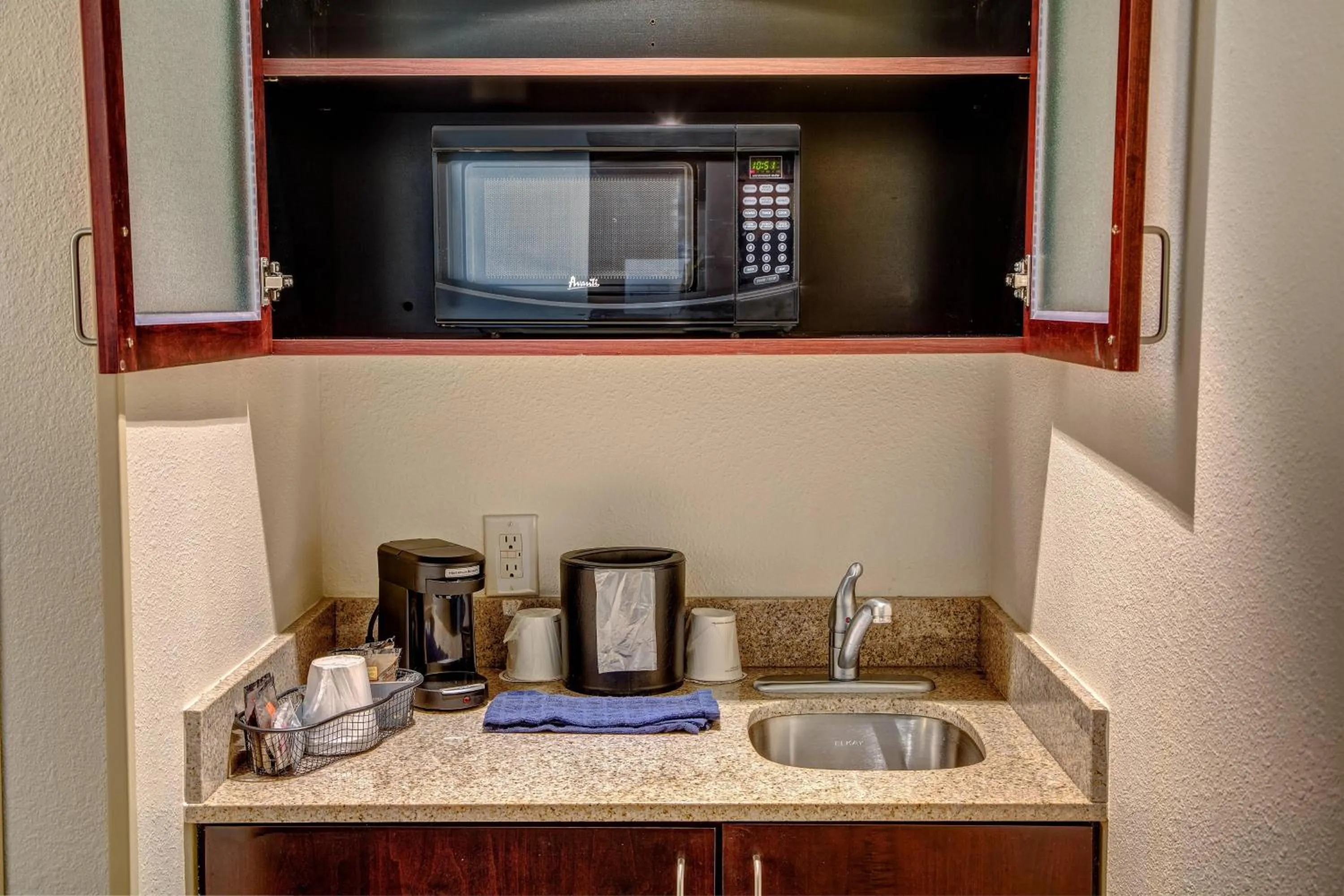 Kitchen or kitchenette in SpringHill Suites by Marriott New Bern