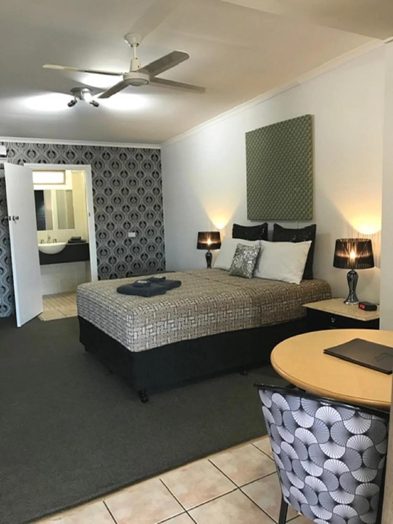 Seating area, Bed in Central Motel Gin Gin