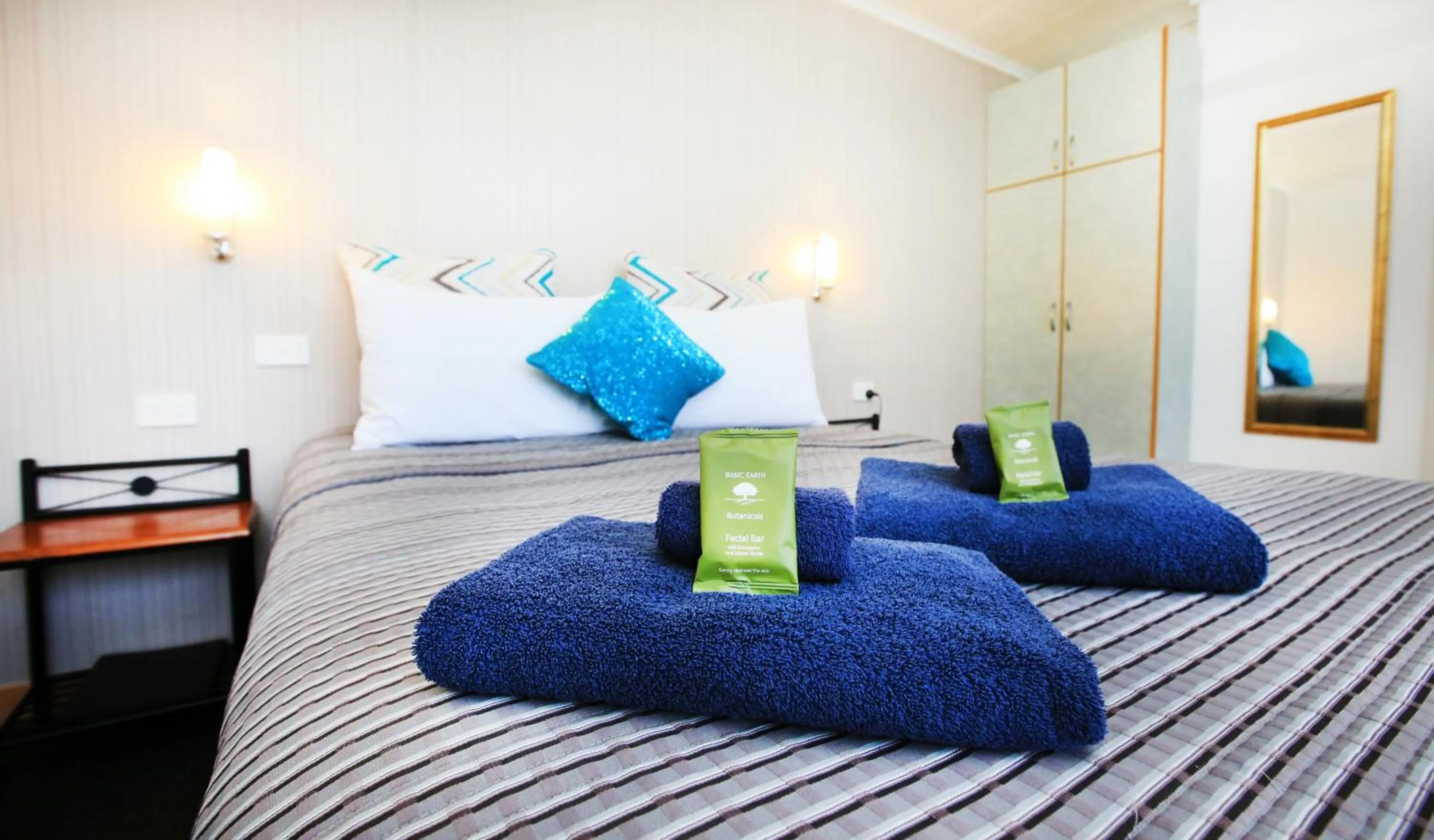 Bedroom, Bed in Central Motel Gin Gin