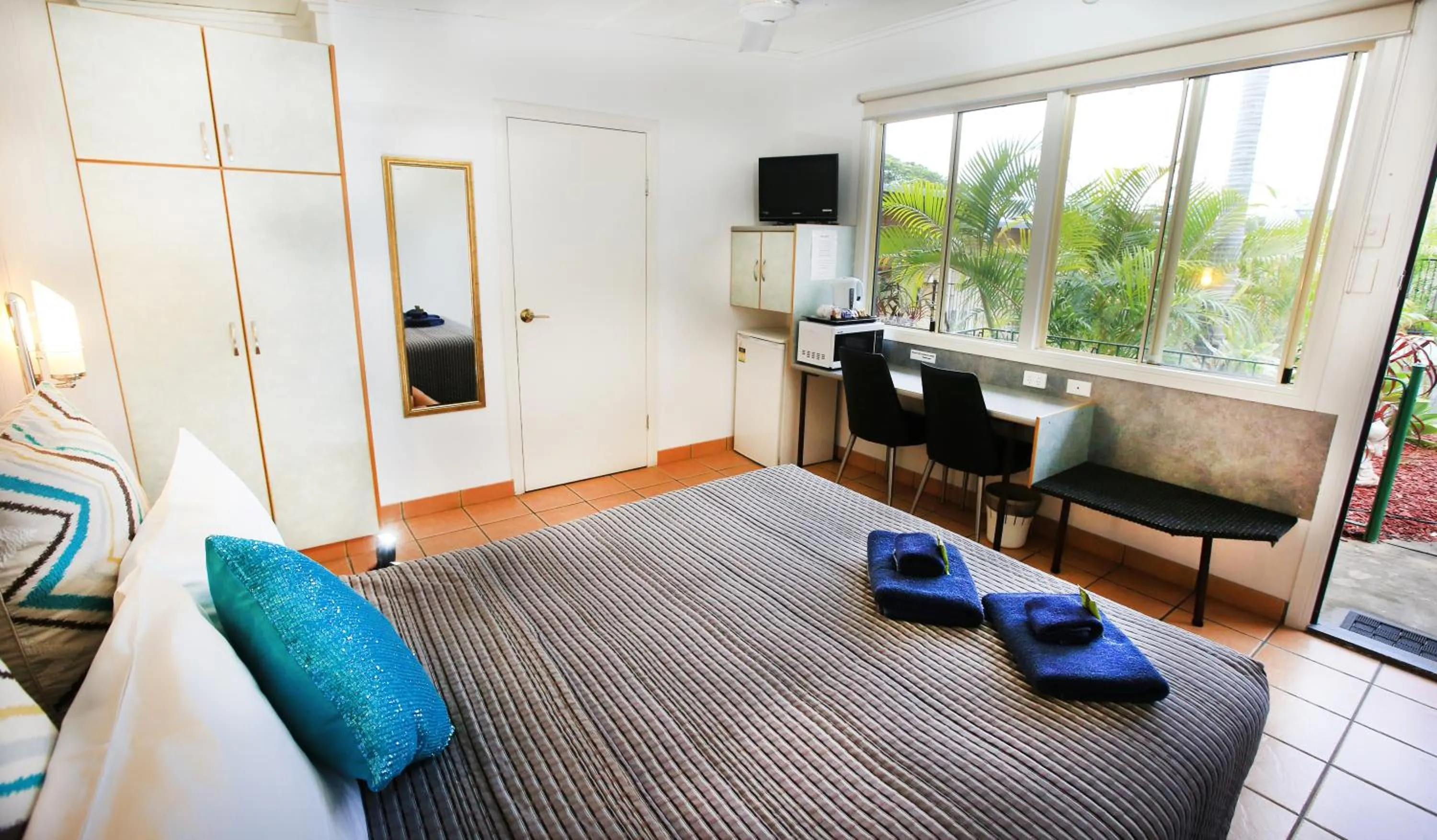 Bedroom, Bed in Central Motel Gin Gin