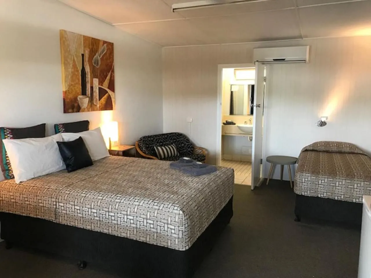 Bedroom, Bed in Central Motel Gin Gin