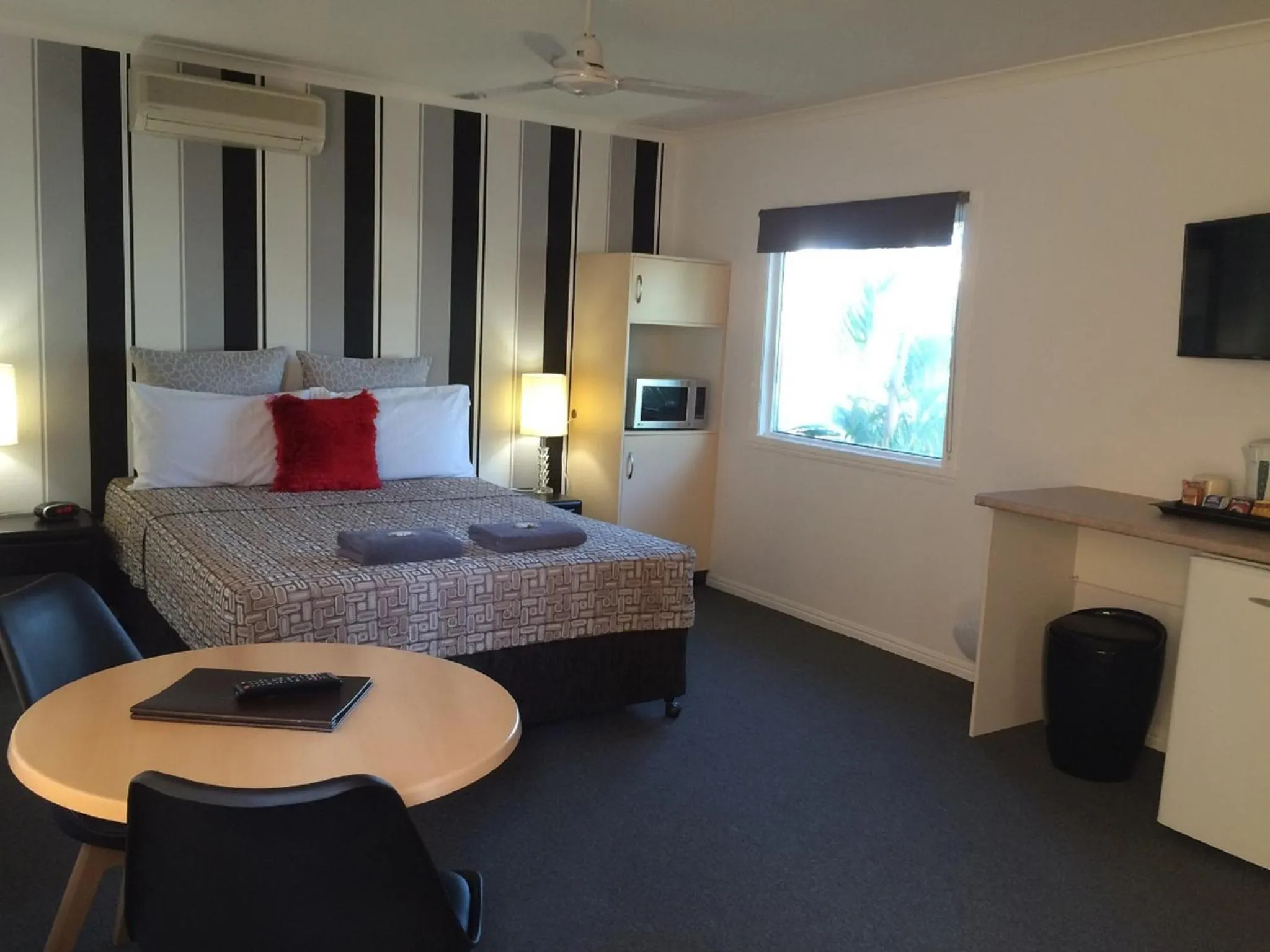 TV and multimedia, Bed in Central Motel Gin Gin