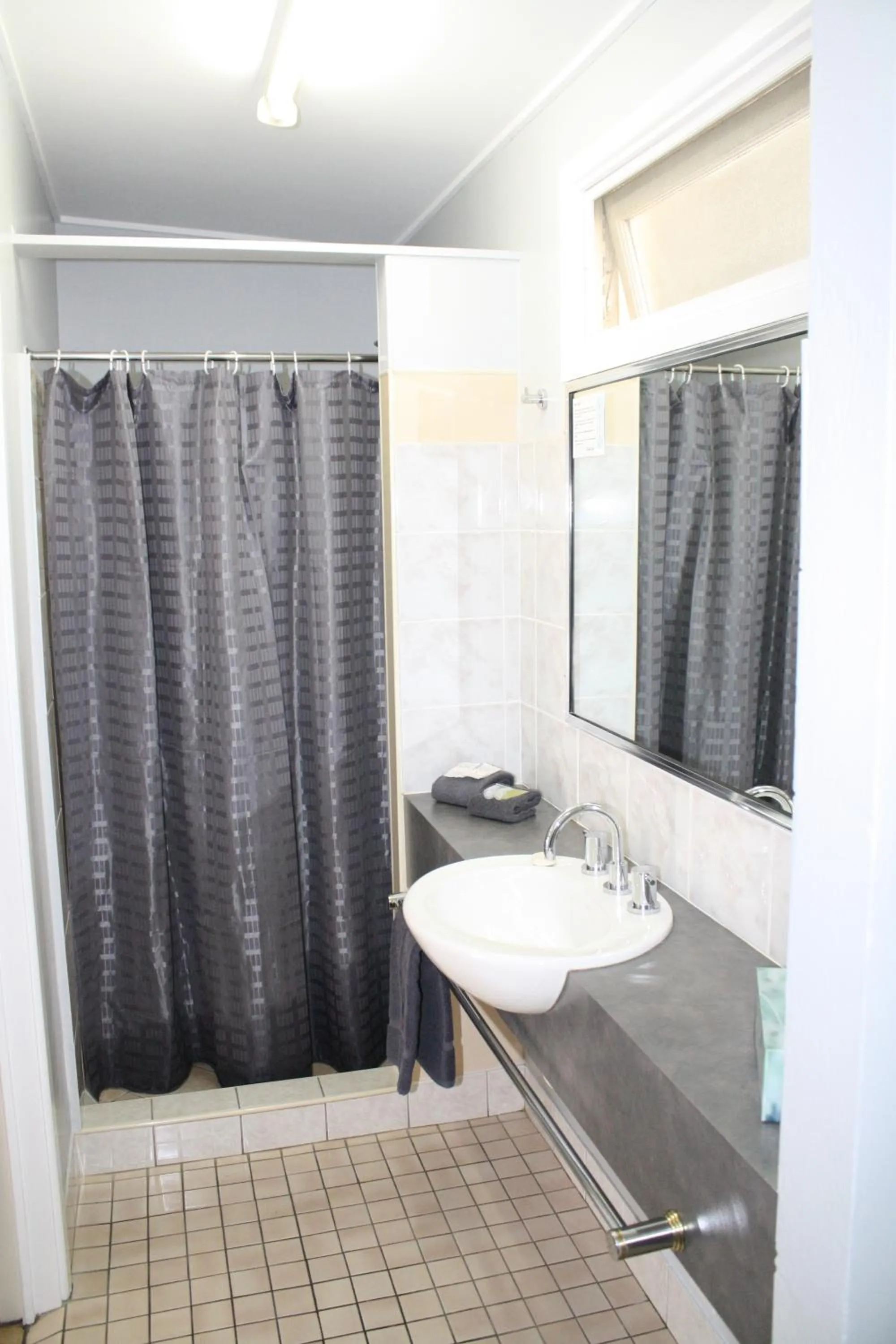 Shower in Central Motel Gin Gin