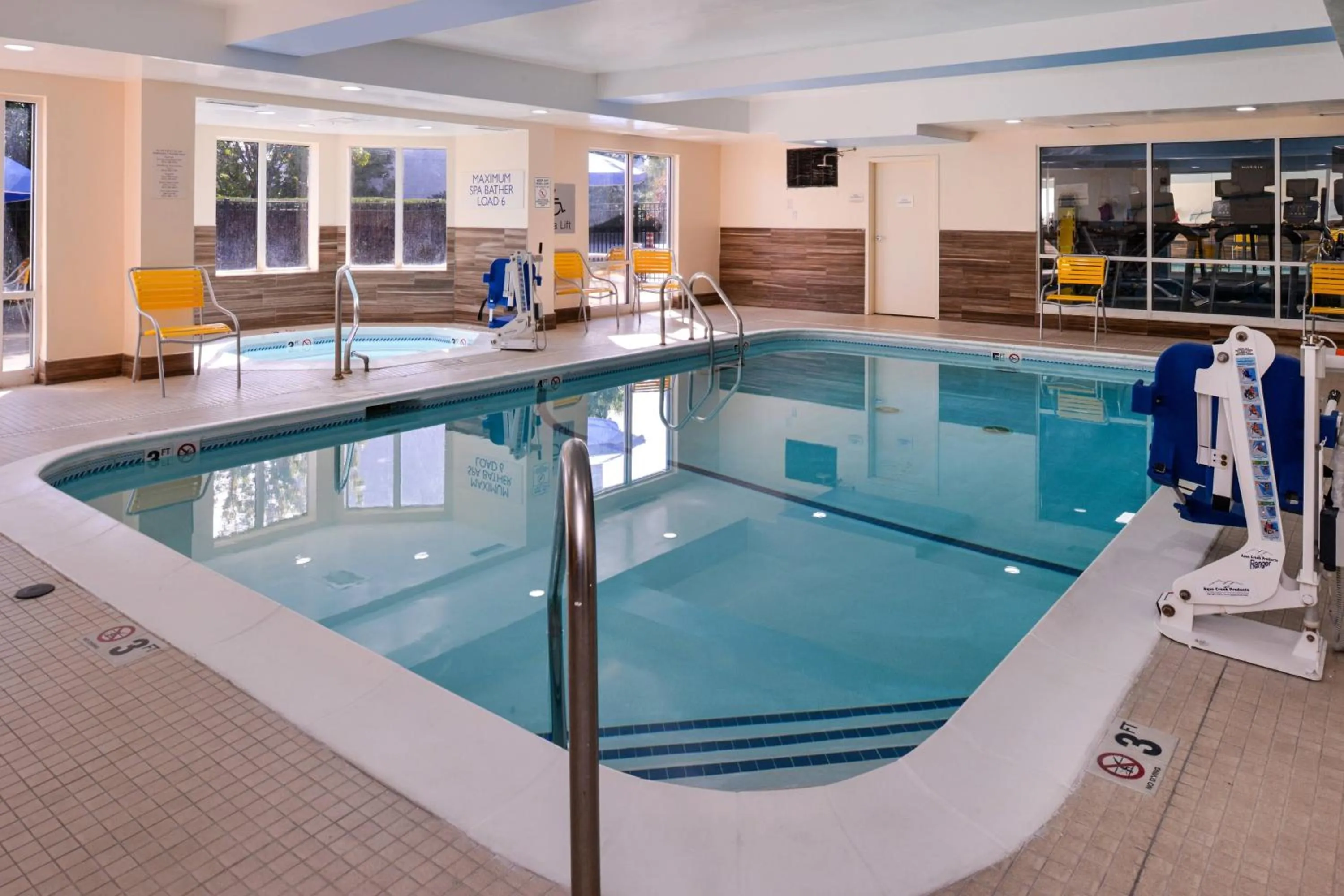 Swimming pool in Fairfield Inn & Suites Louisville North