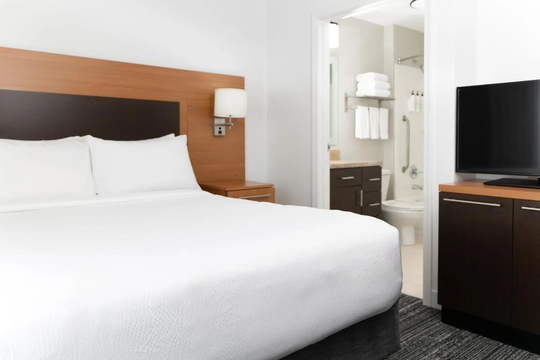 Bedroom, Bed in TownePlace Suites by Marriott Erie