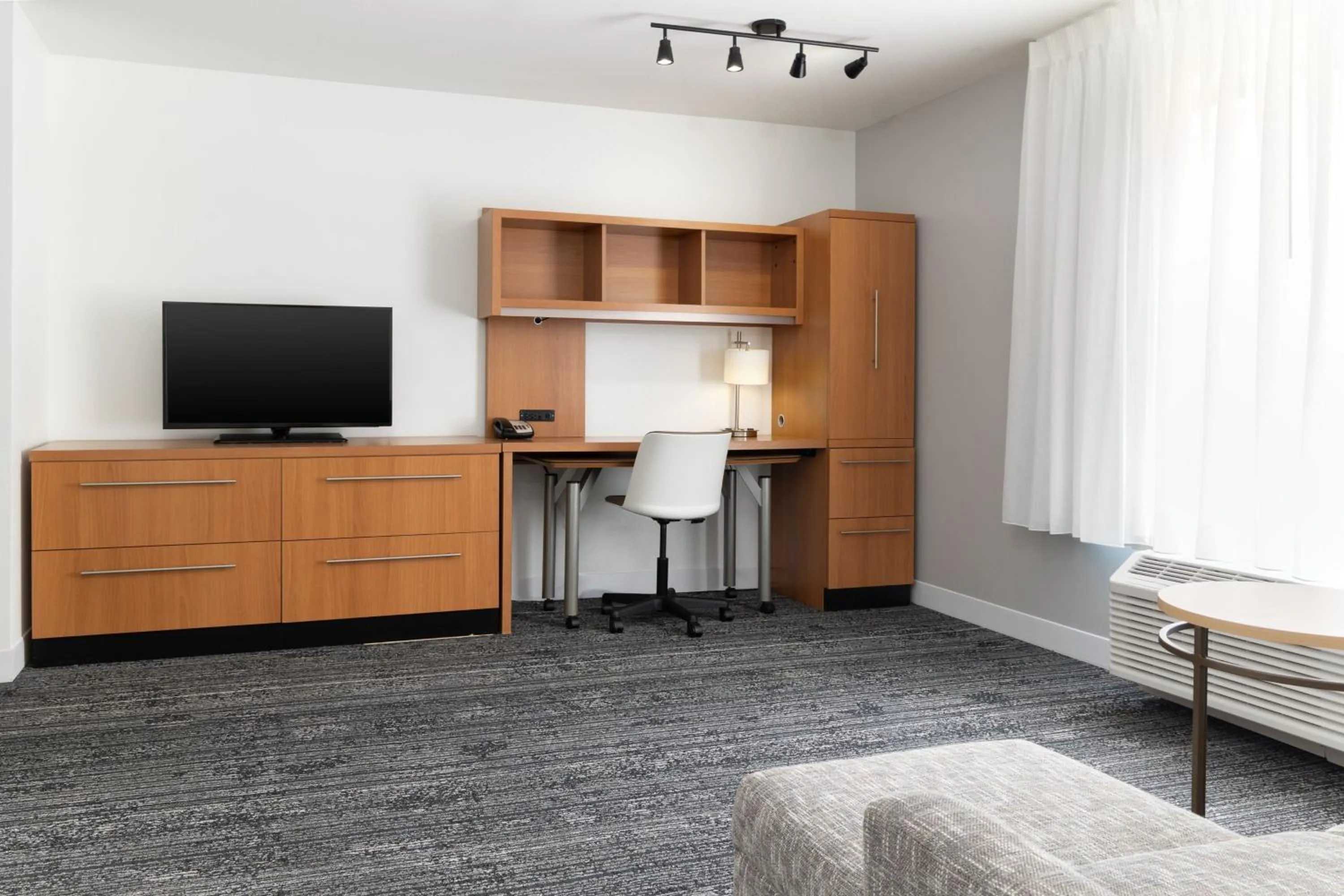 Living room in TownePlace Suites by Marriott Erie